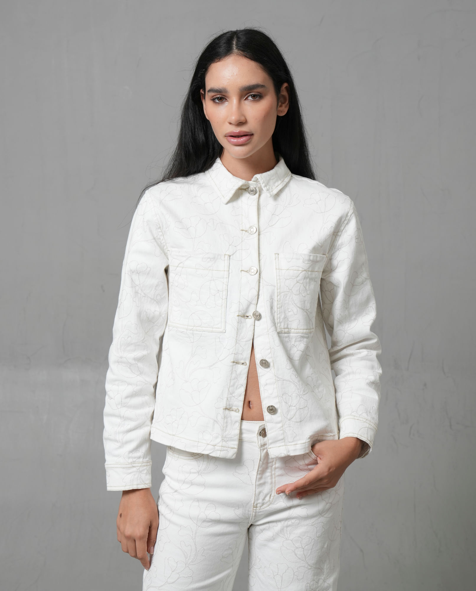 Chaqueta tipo trucker con bordado floral para mujer