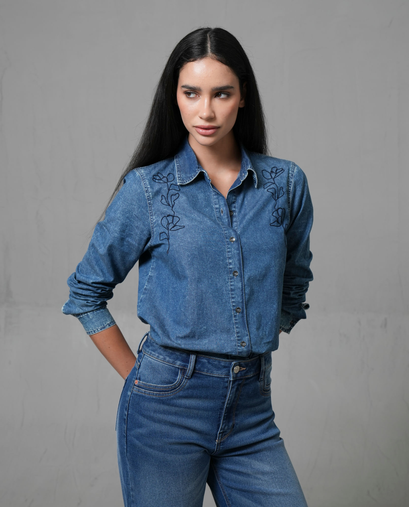 Camisa manga larga con bordado floral para mujer