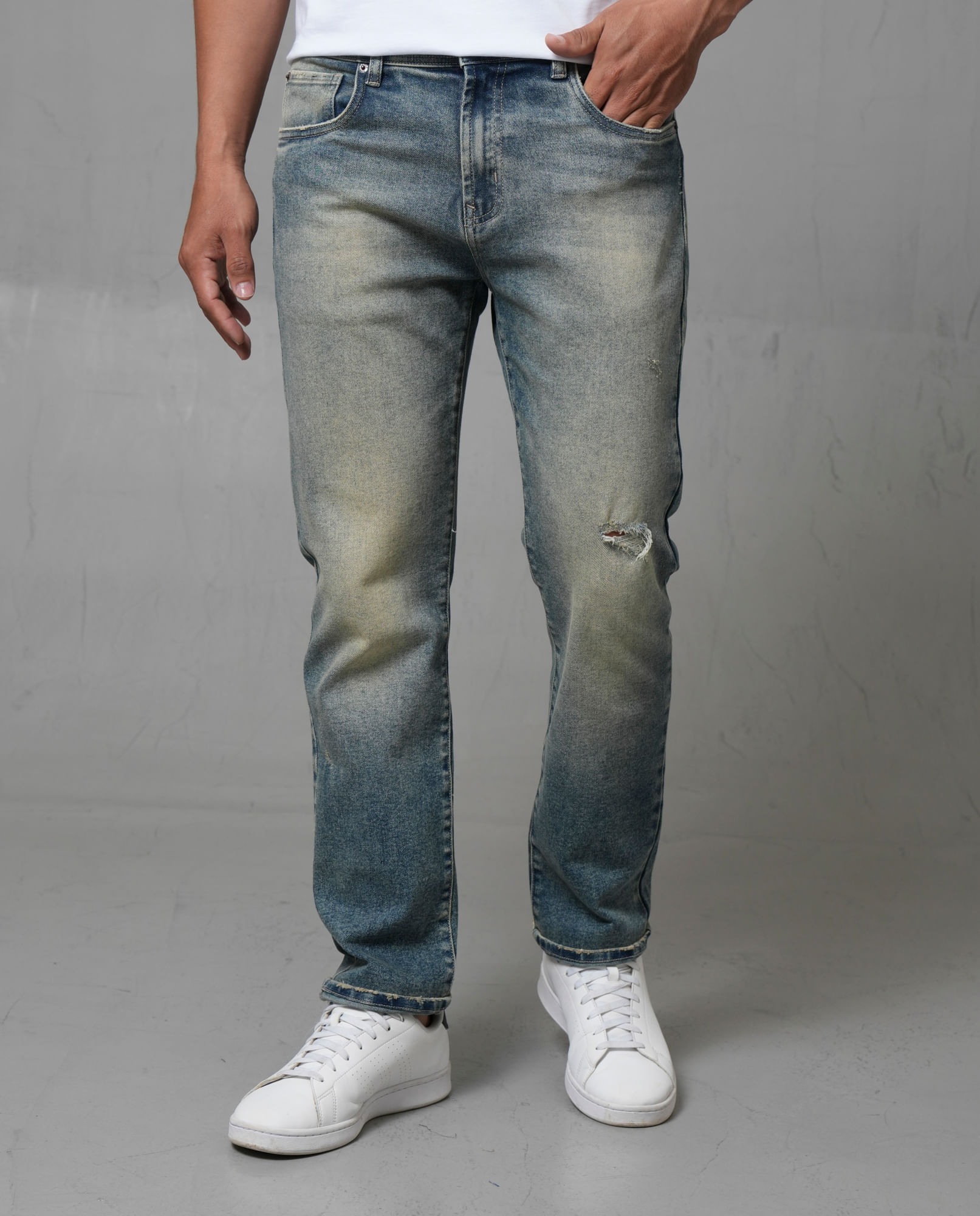 Jean Straight Fit azul medio con desgaste para hombre