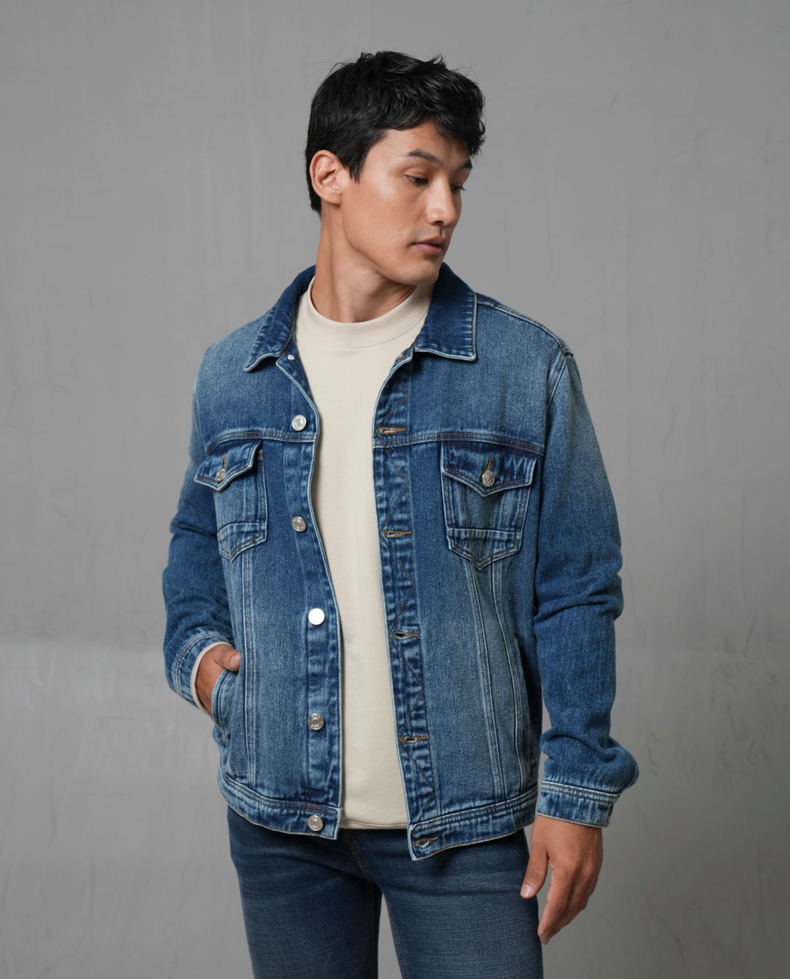 Chaqueta en denim con bolsillos frontales para hombre
