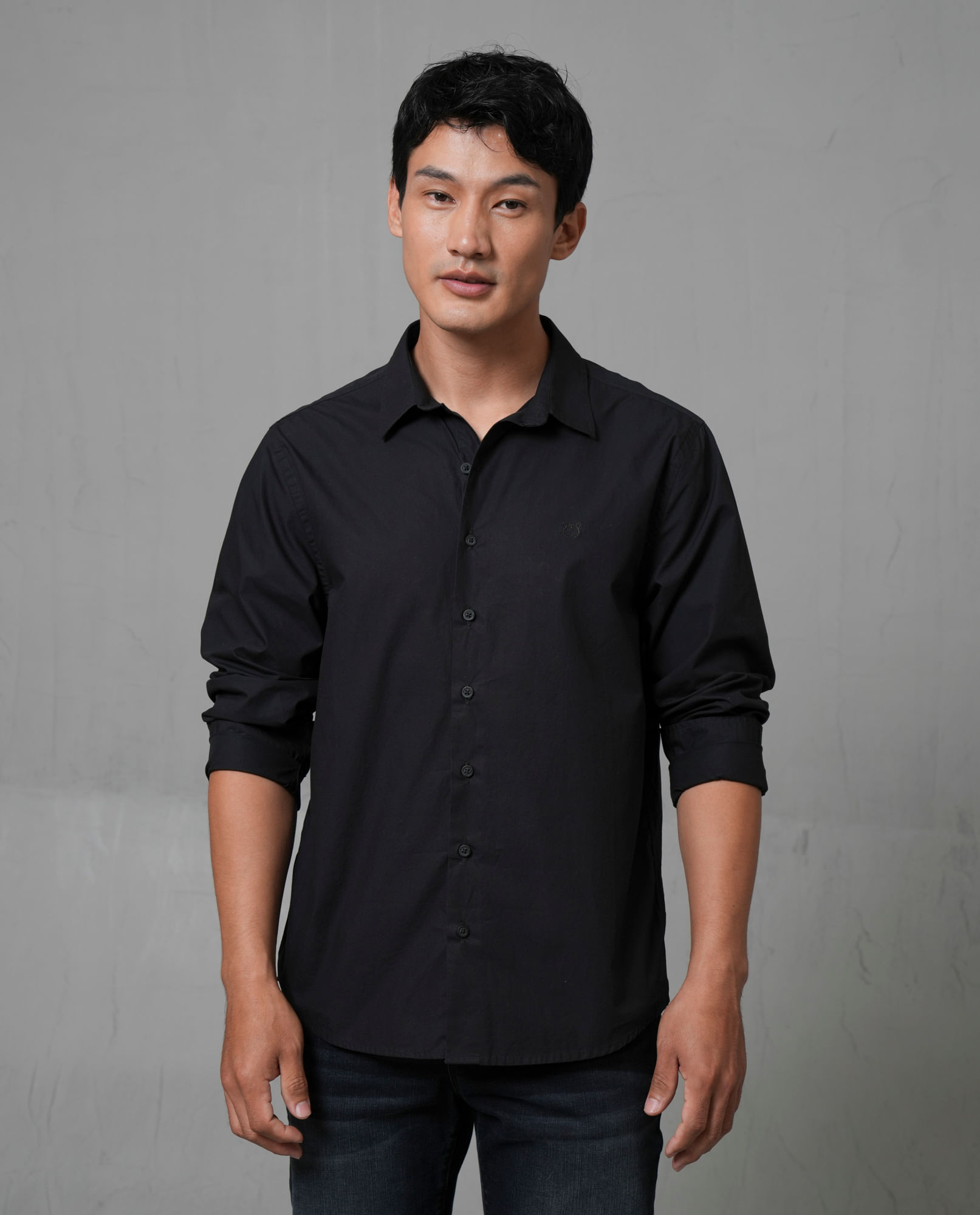 Camisa manga larga con mini bordado para hombre