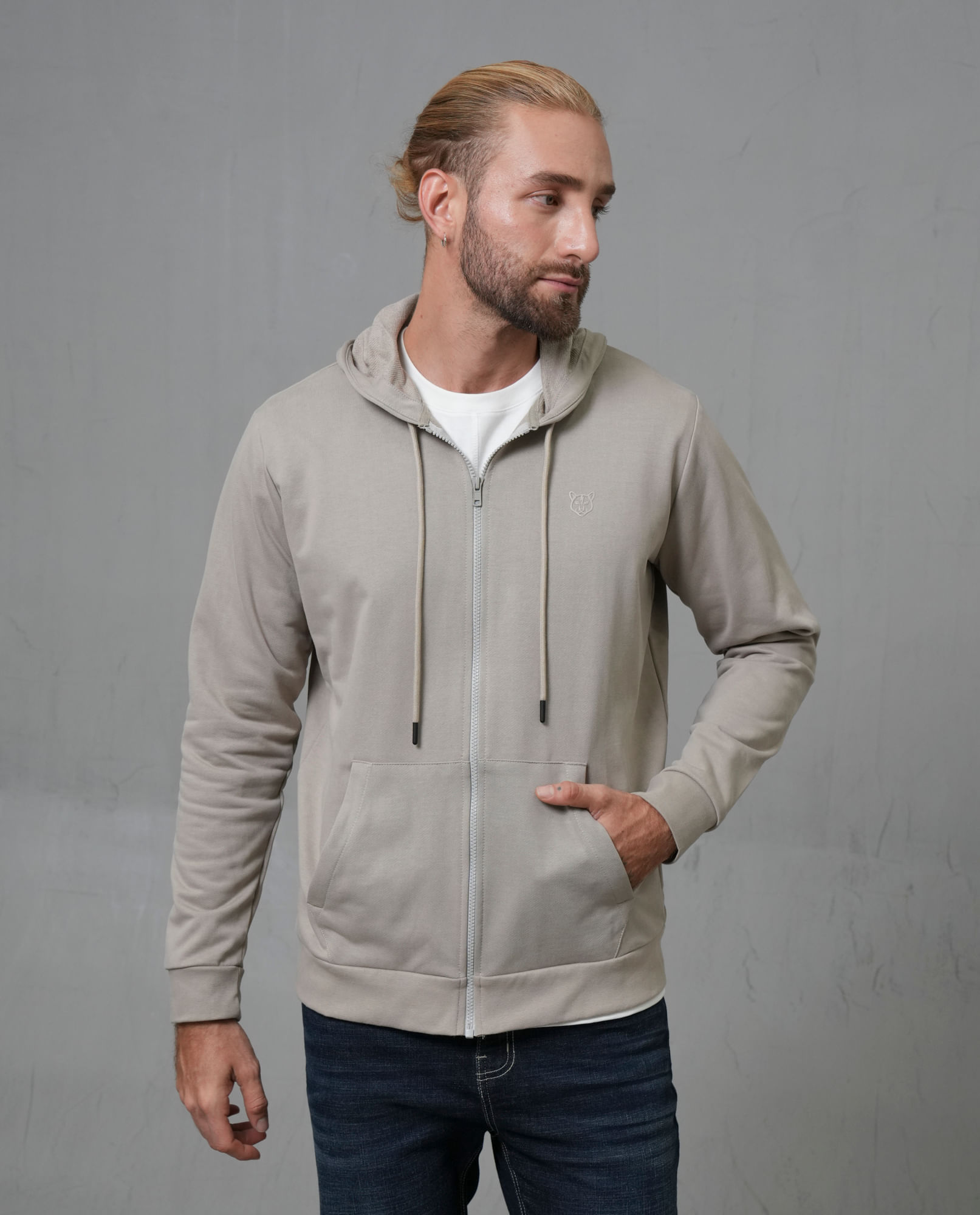 Buzo con cordón ajustable y capucha para hombre