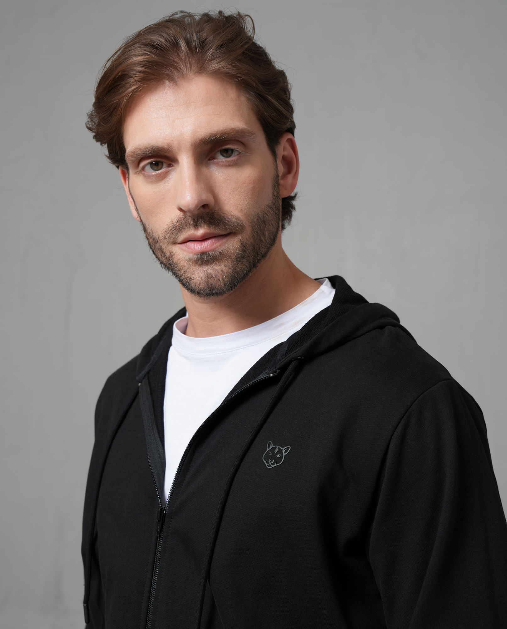 Buzo con cordón ajustable y capucha para hombre