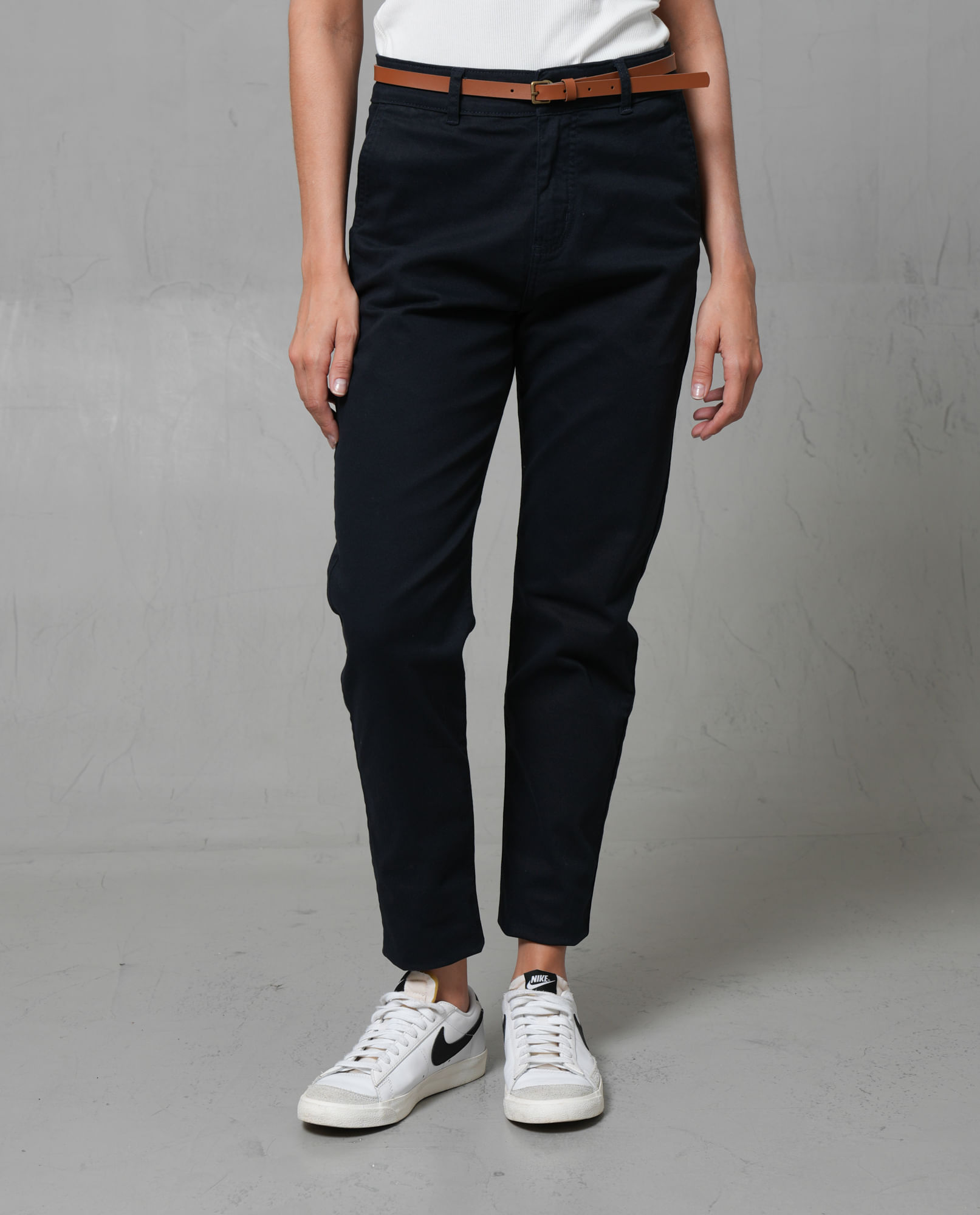 Pantalón chino con correa para mujer