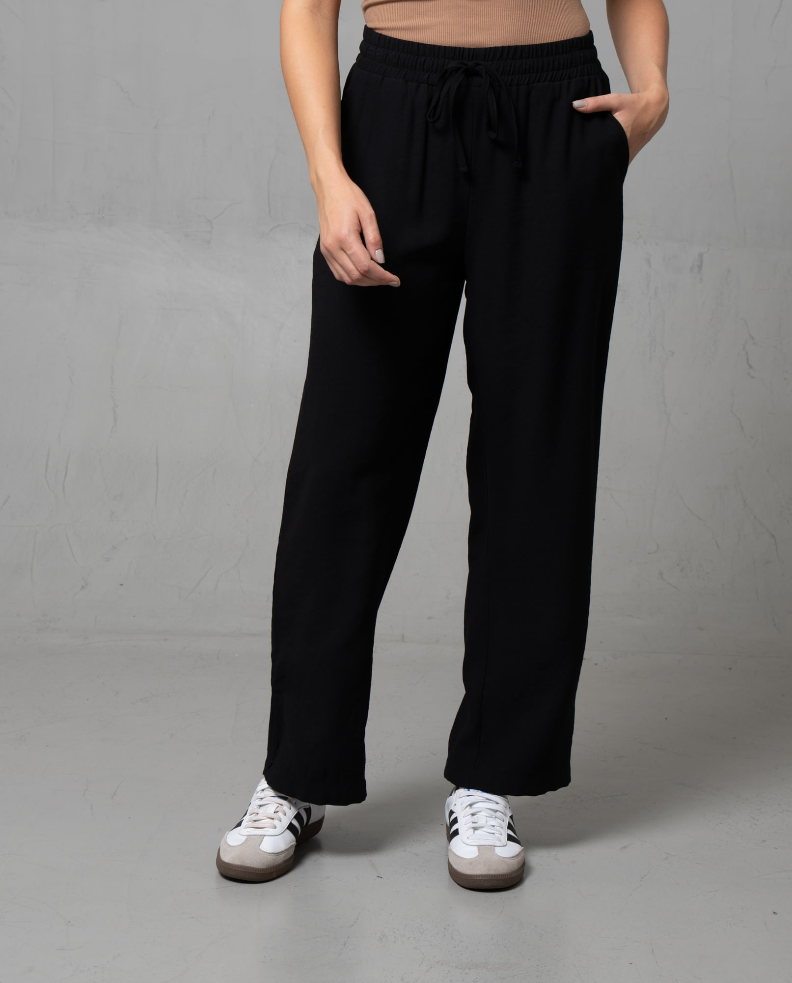 Pantalón con cintura elástica y abertura en bota para mujer