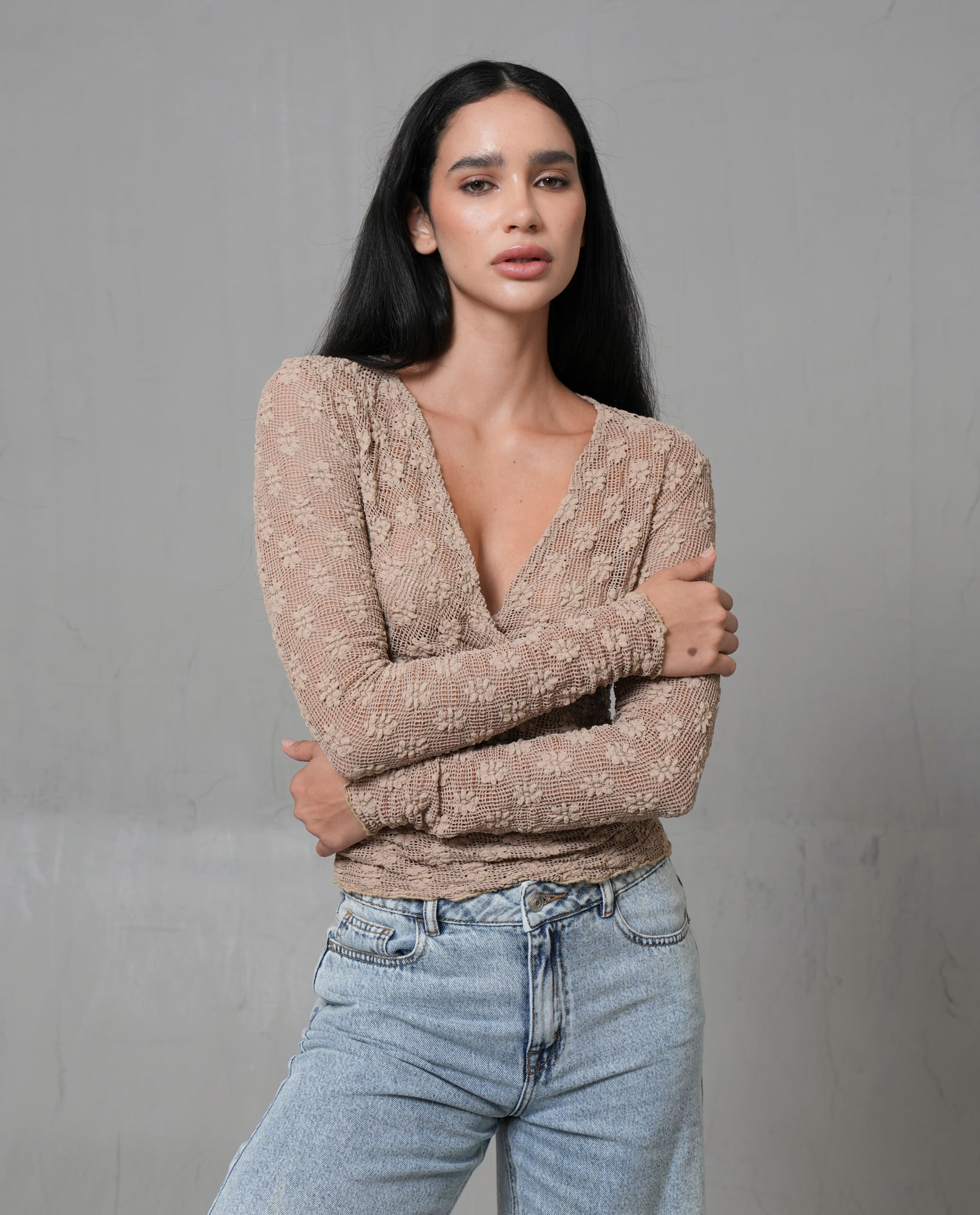 Camiseta manga larga con cuello en V para mujer