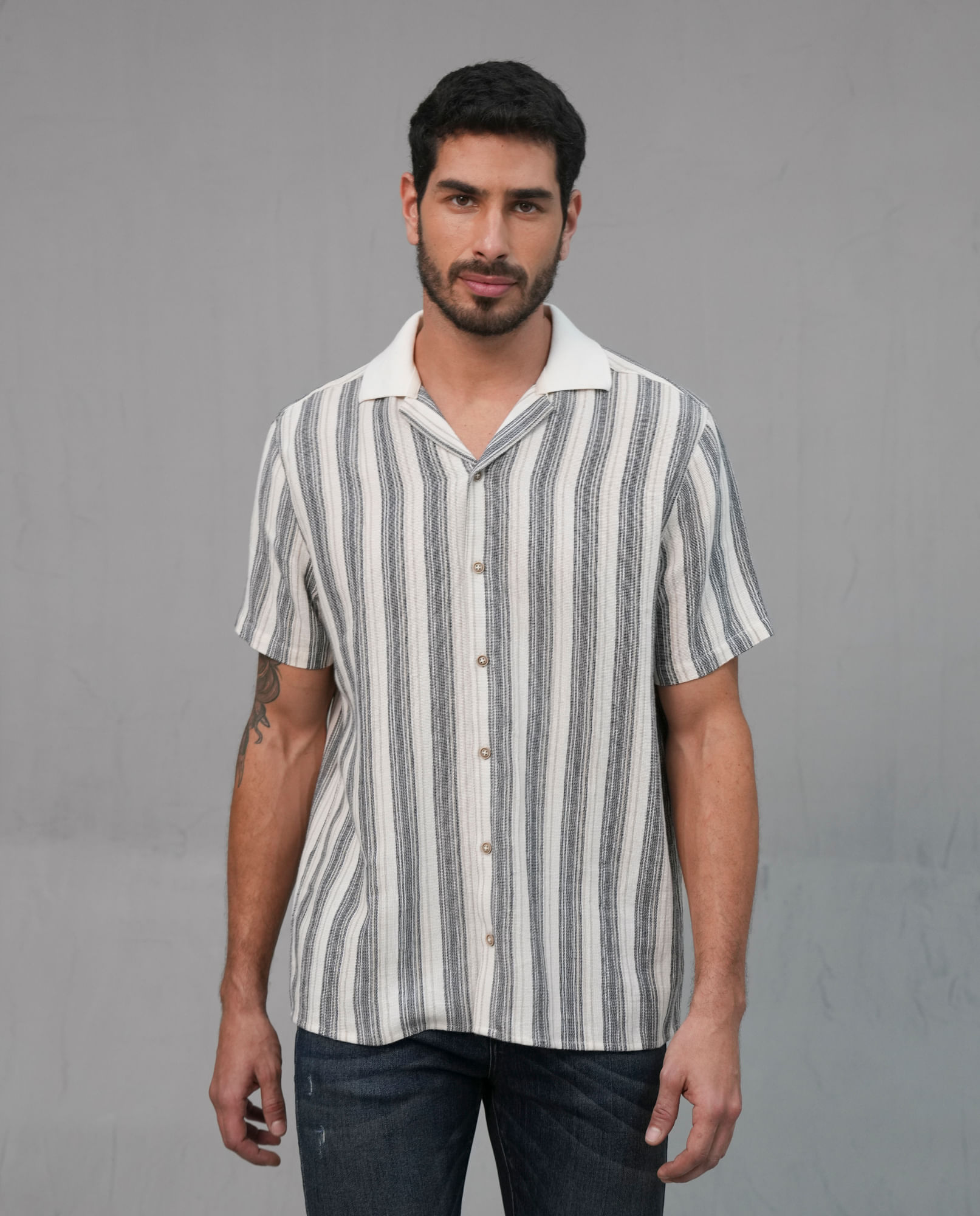 Camisa tipo resort con textura y diseño de rayas verticales para hombre