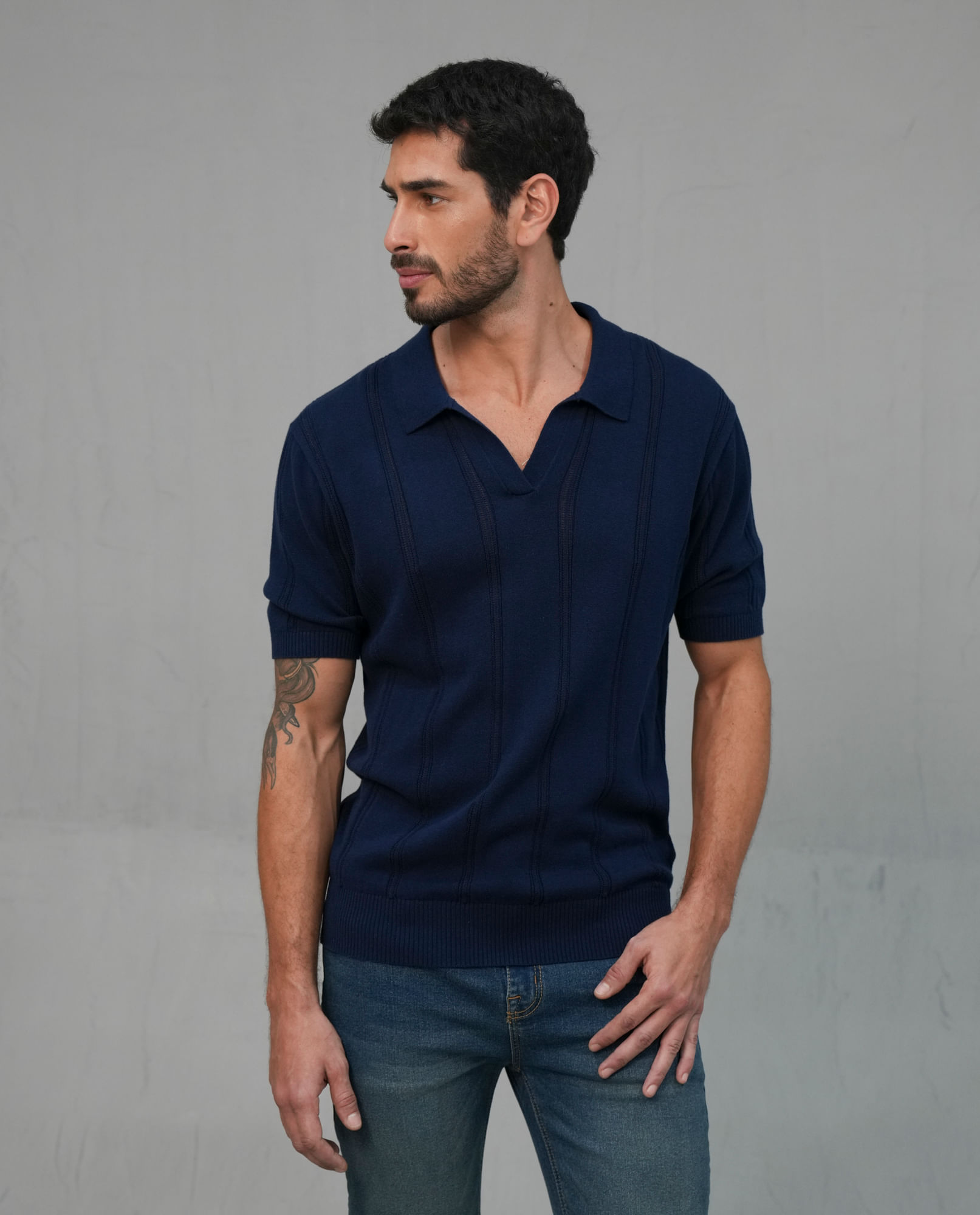 Polo con cuello tejido y con rayas verticales para hombre
