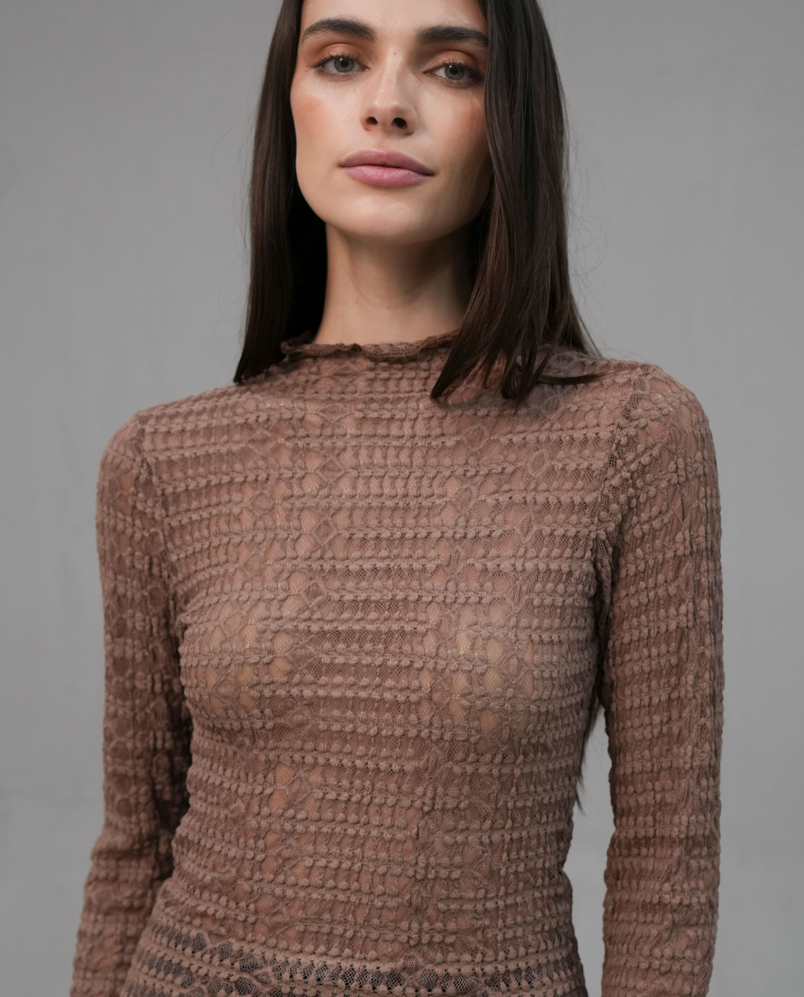 Camiseta manga larga con textura y cuello alto para mujer