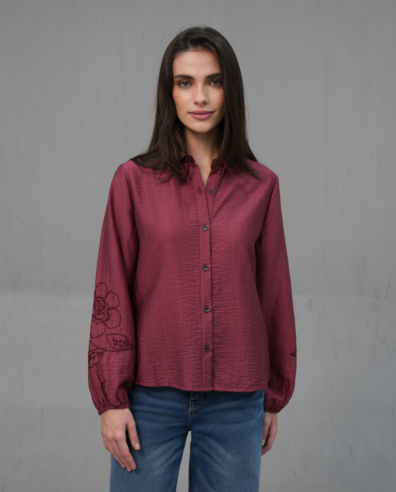 Camisa manga larga con bordados en puños para mujer