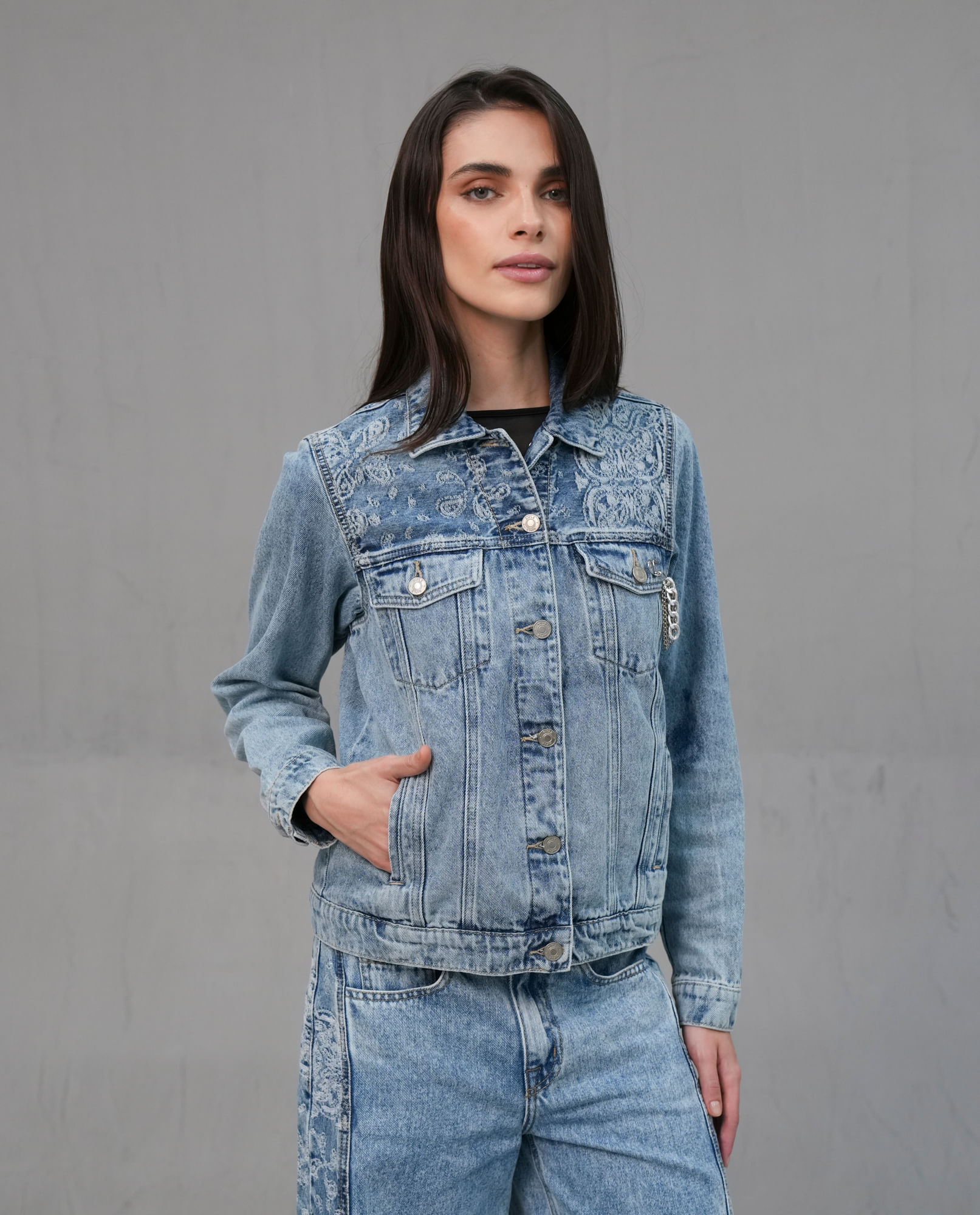 Chaqueta en denim con bolsillos para mujer