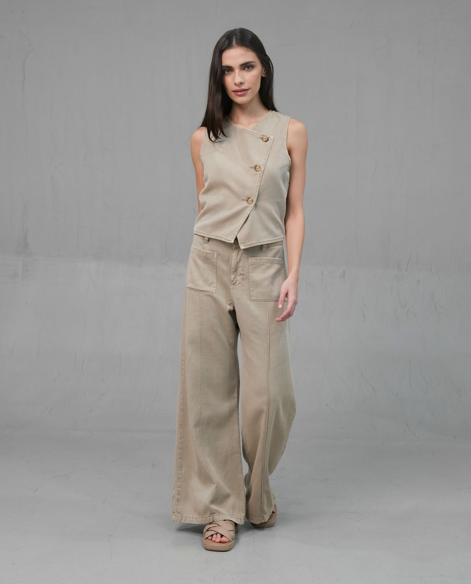 Pantalón Beige con bolsillo frontales tipo parche para mujer