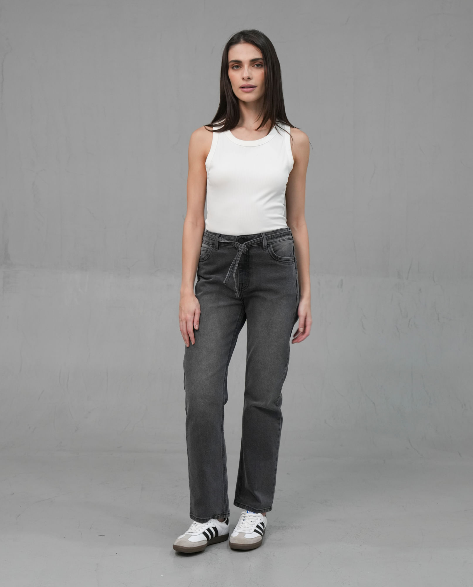 Jean Straight tono gris para mujer