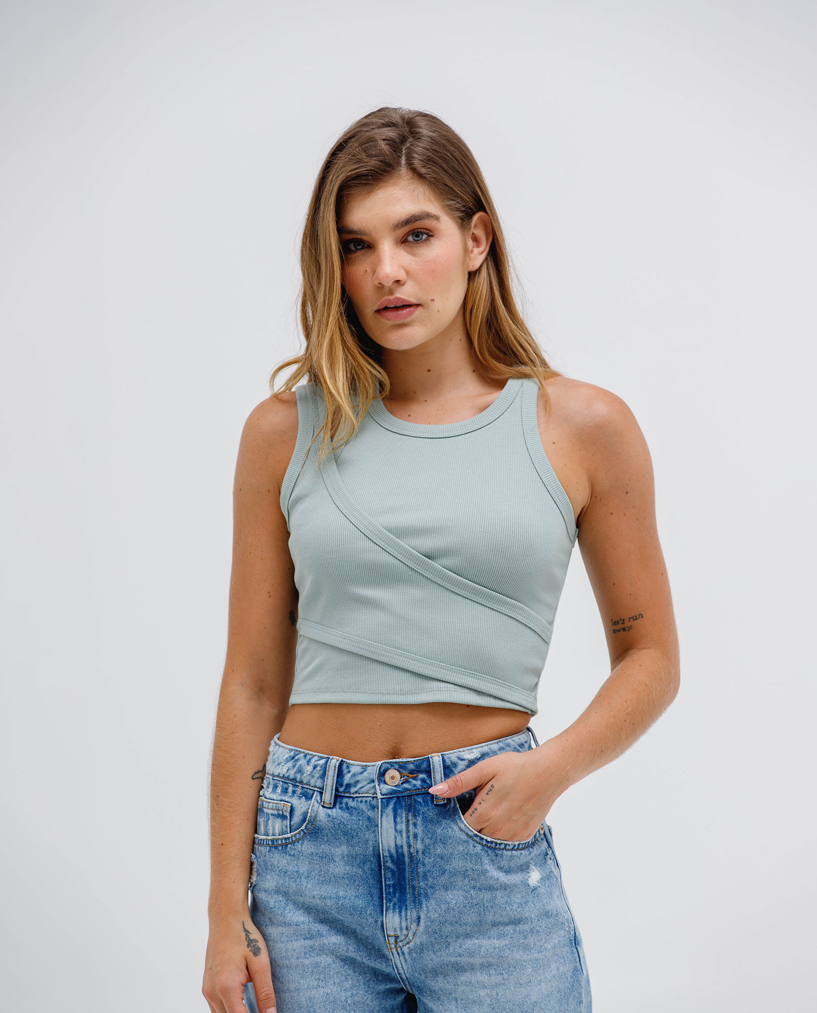 Camiseta con diseño cruzado para mujer