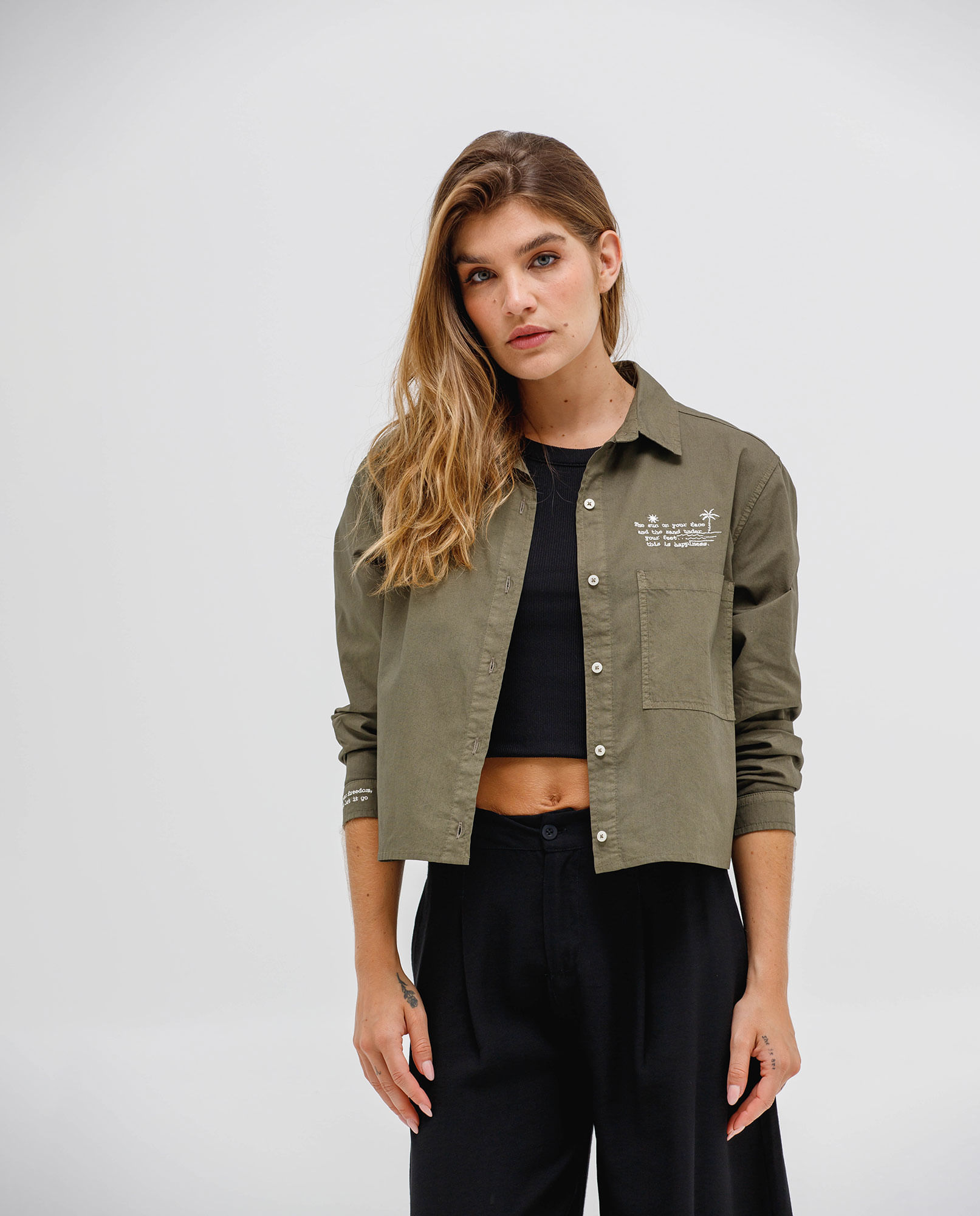 Camisa con detalles bordados para mujer