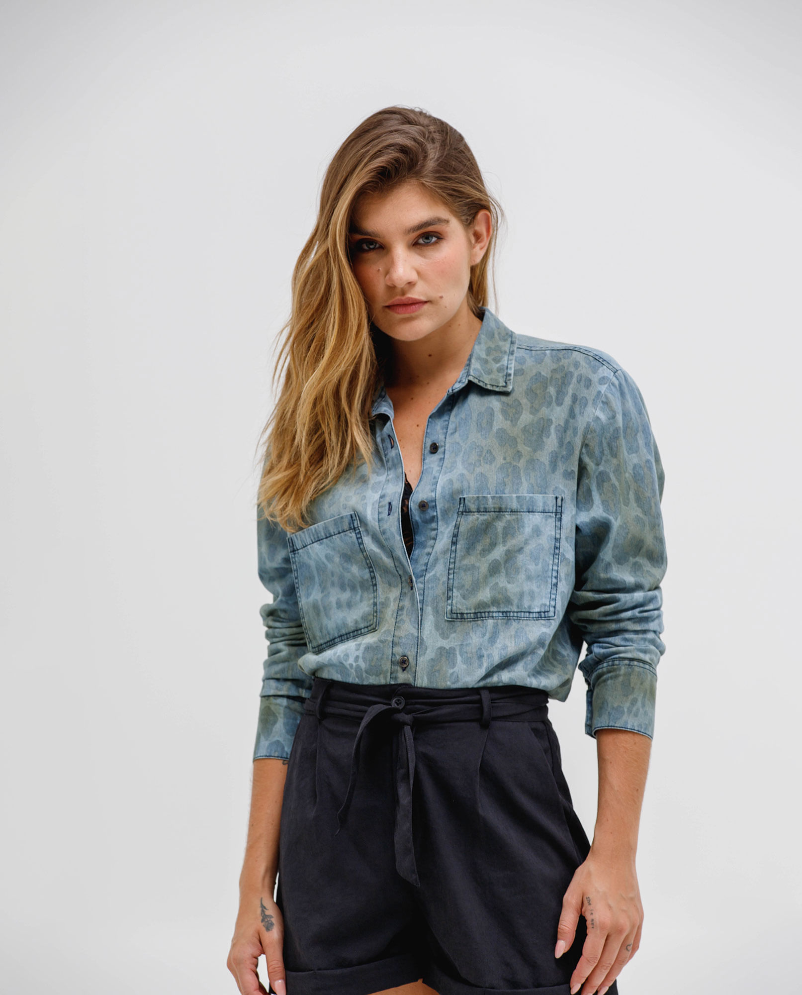 Camisa con estampado de animal print para mujer