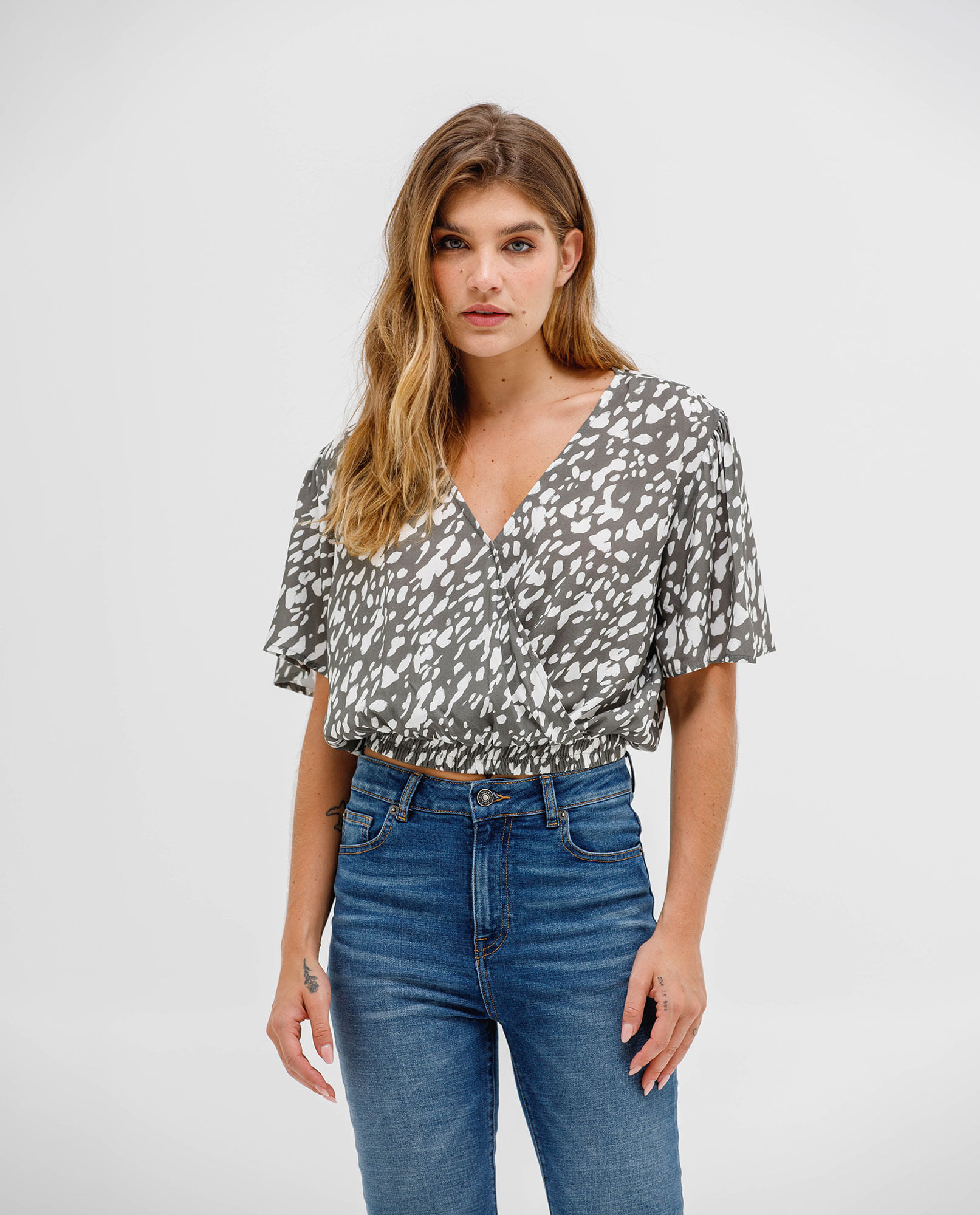 Camisa con escote cruzado para mujer