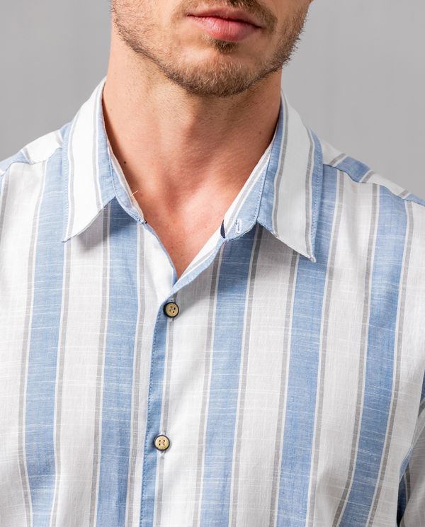 Camisa con diseño a rayas para hombre