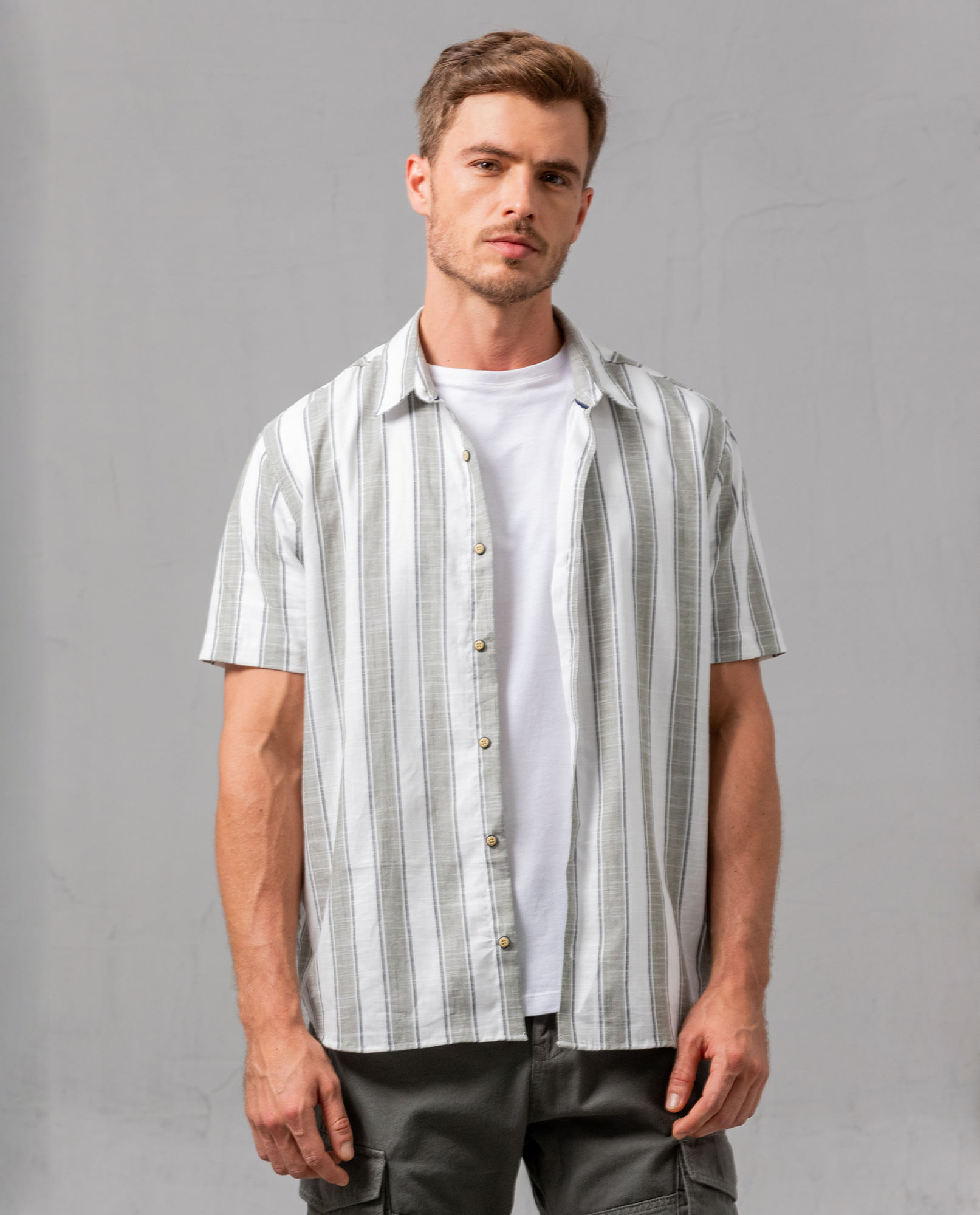 Camisa con diseño a rayas para hombre