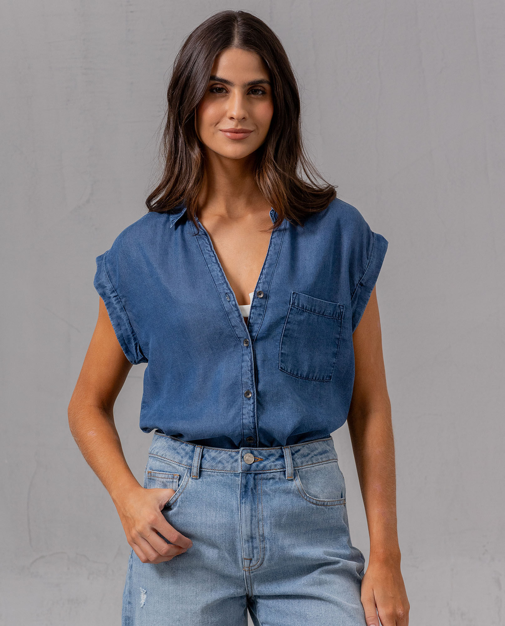 Camisa con escote en V para mujer