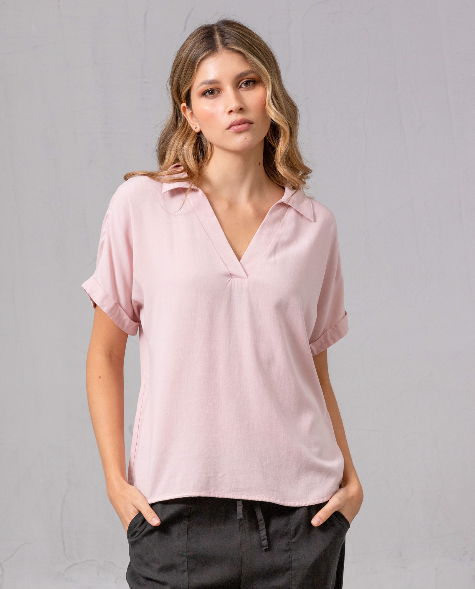 Camisa con escote en V para mujer