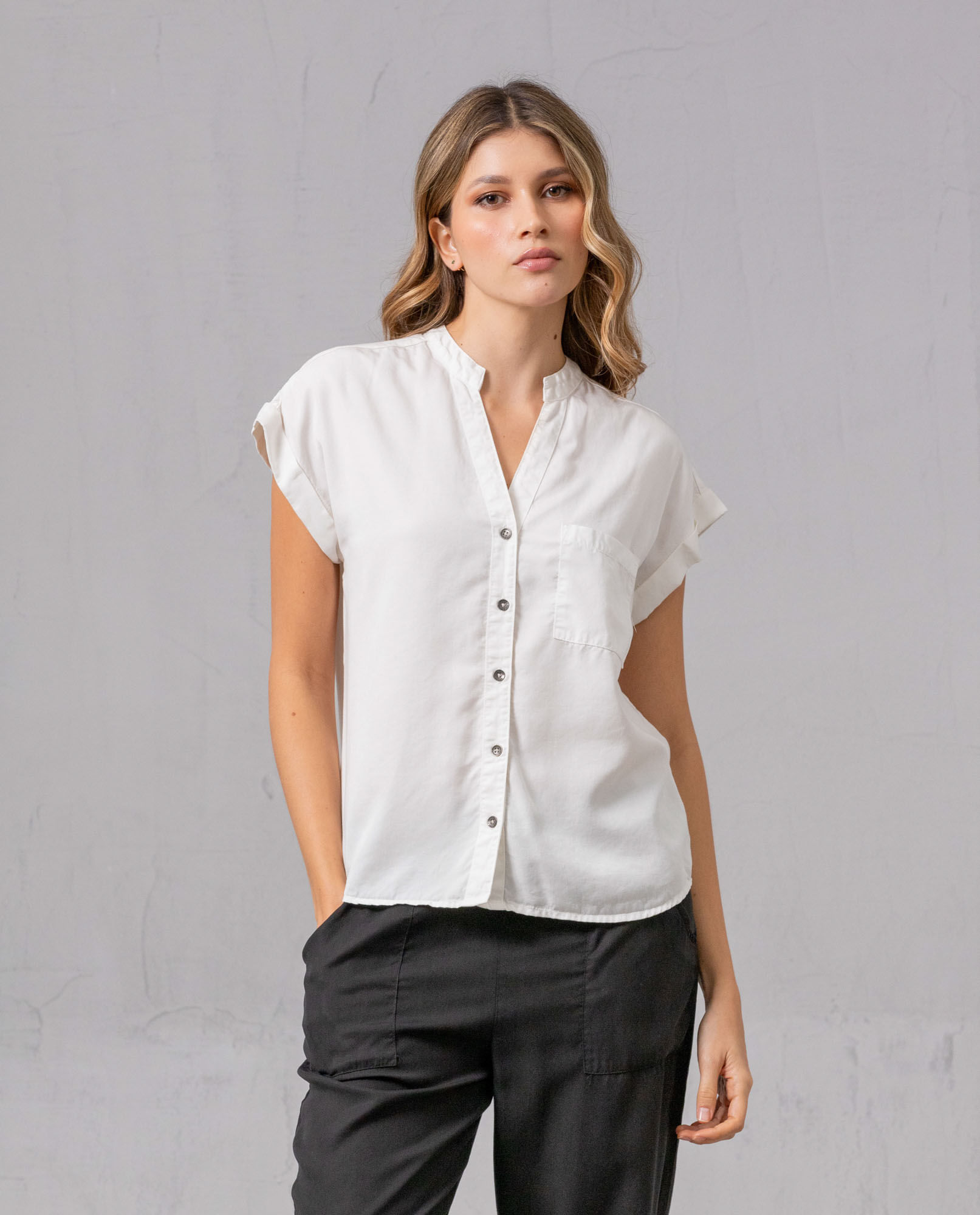 Camisa de manga rodada con escote en V para mujer