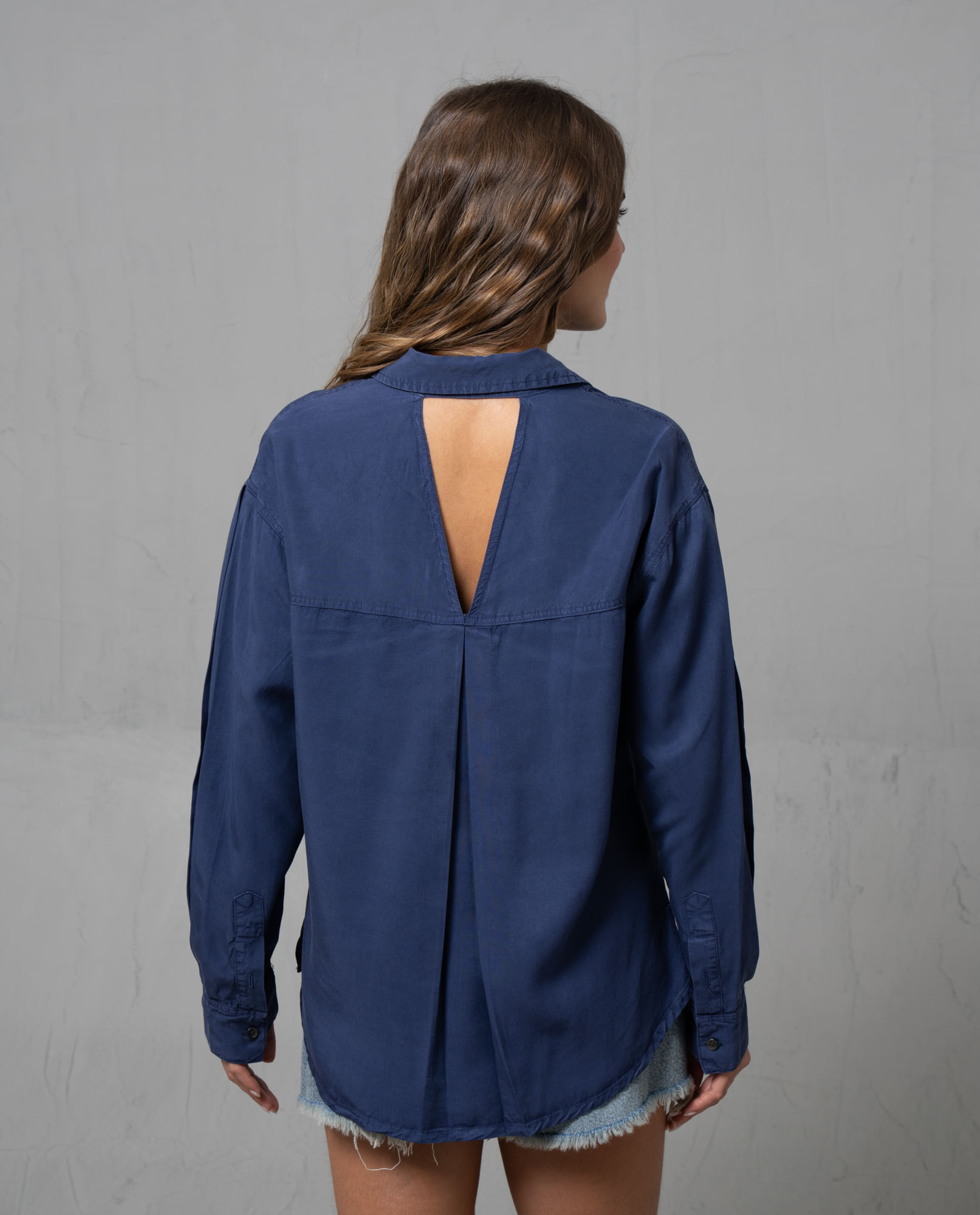 Camisa con escote en espalda para mujer