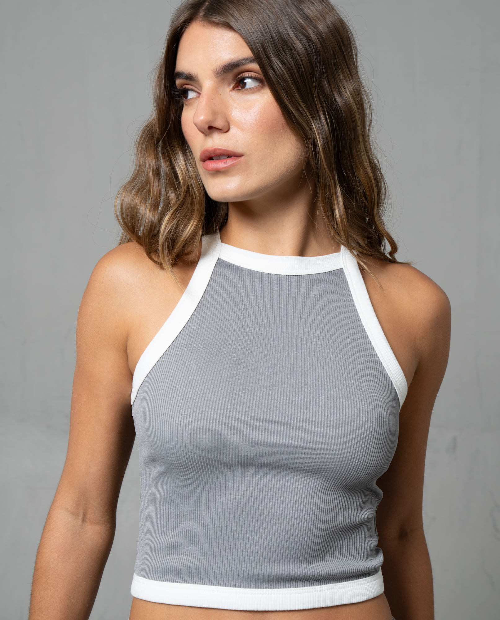 Camiseta crop tipo halter con sesgos al contraste para mujer