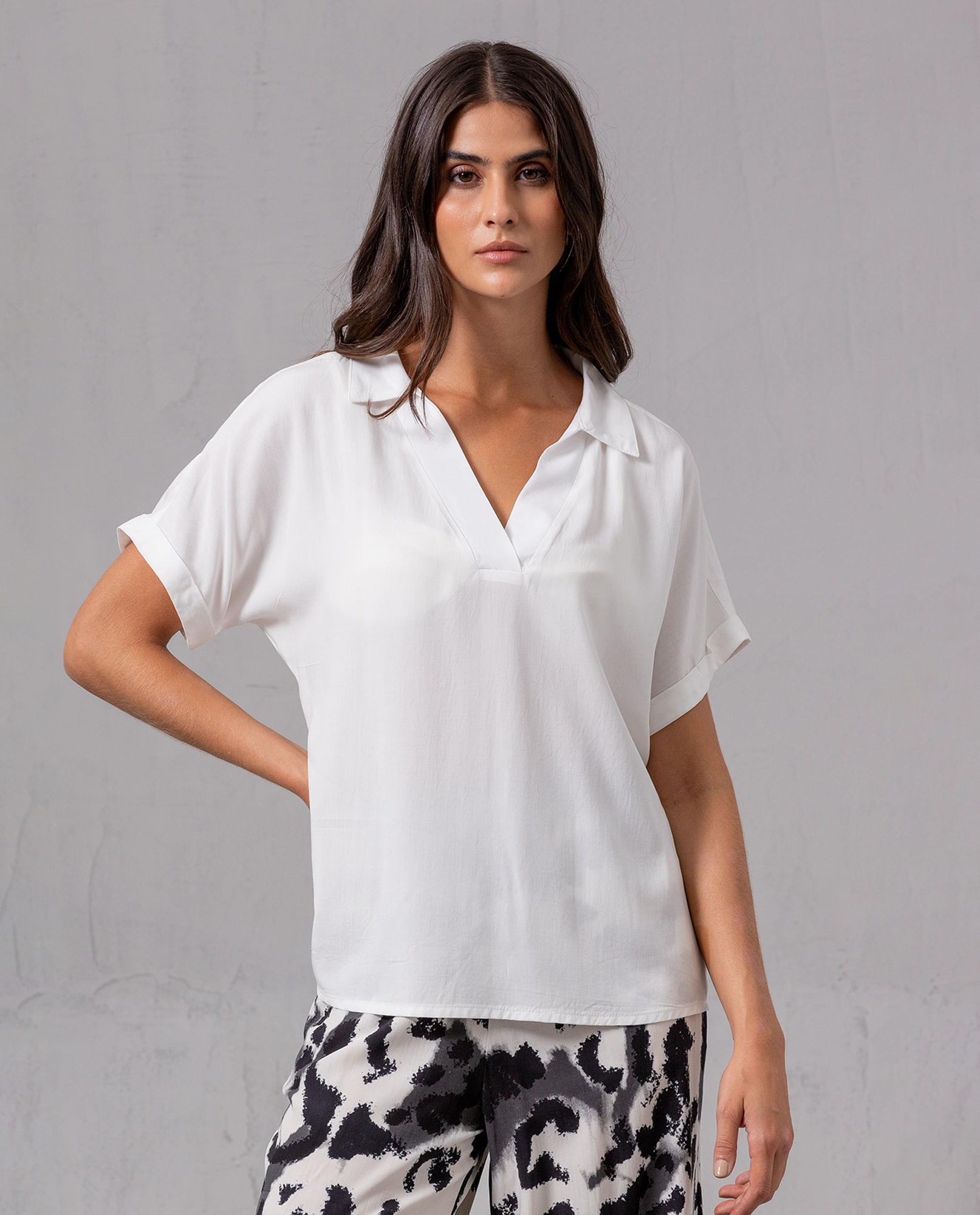 Camisa con escote en V para mujer