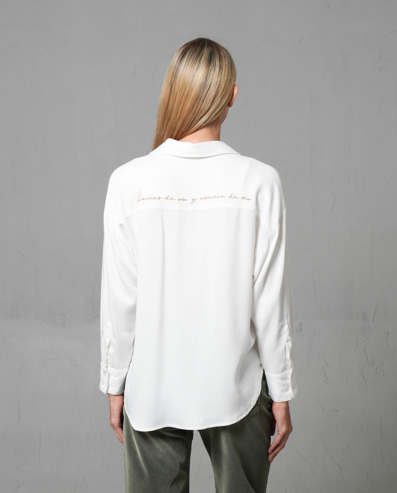 Camisa manga larga con bordado en espalda para mujer