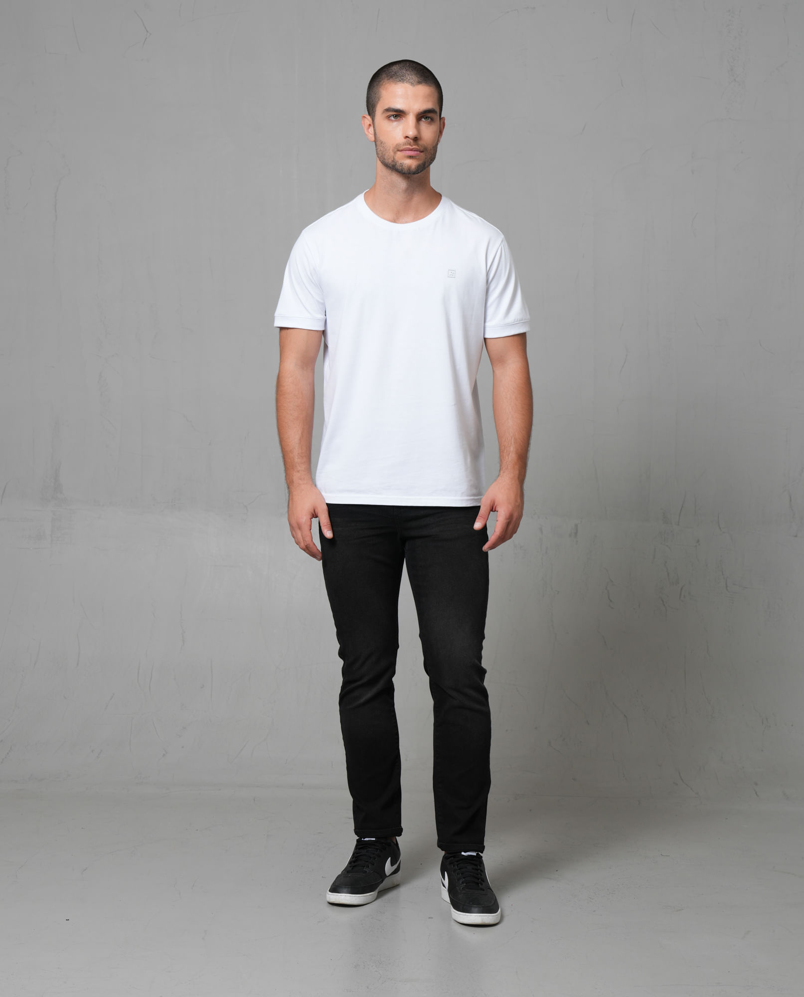 Jean Straight en black denim para hombre