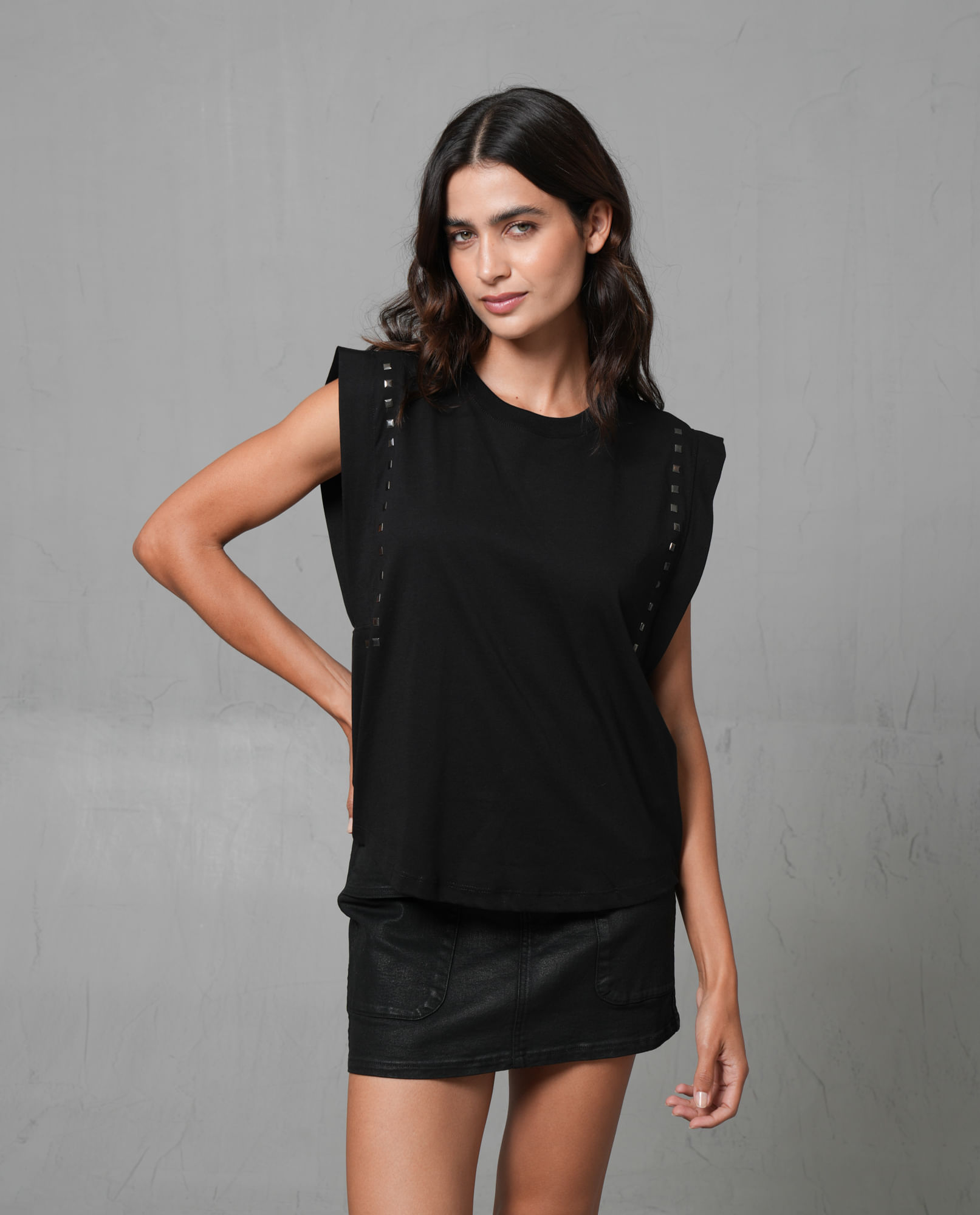 Camiseta manga sisa con taches para mujer