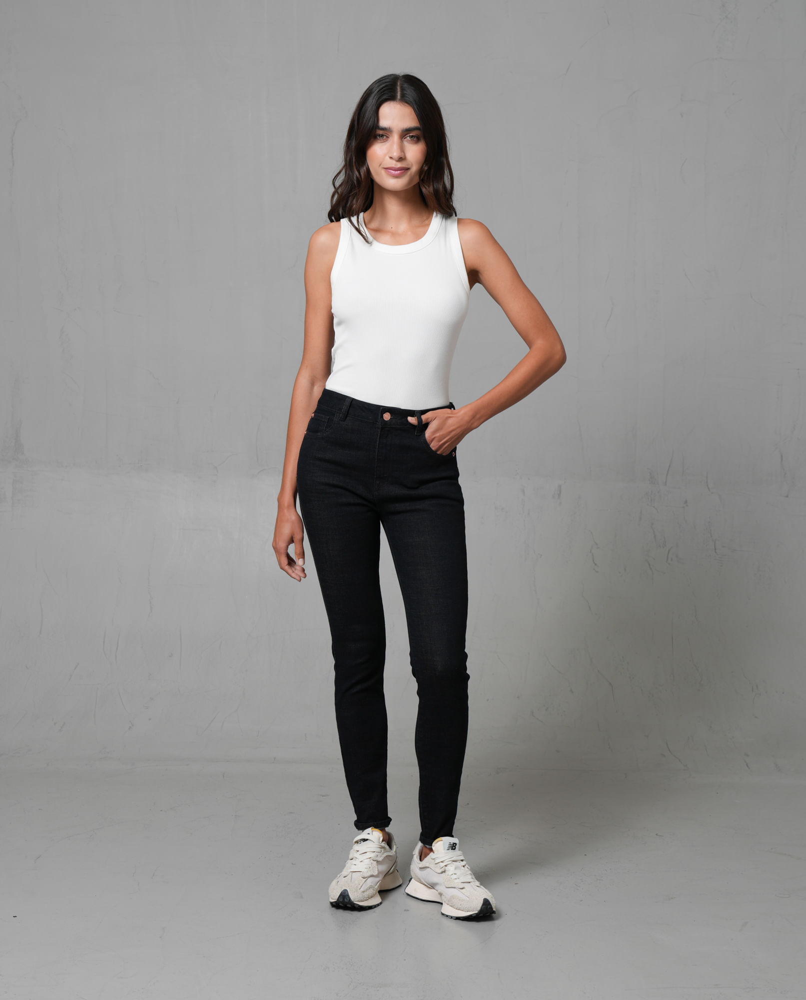 Jean Magic Up en black denim para mujer