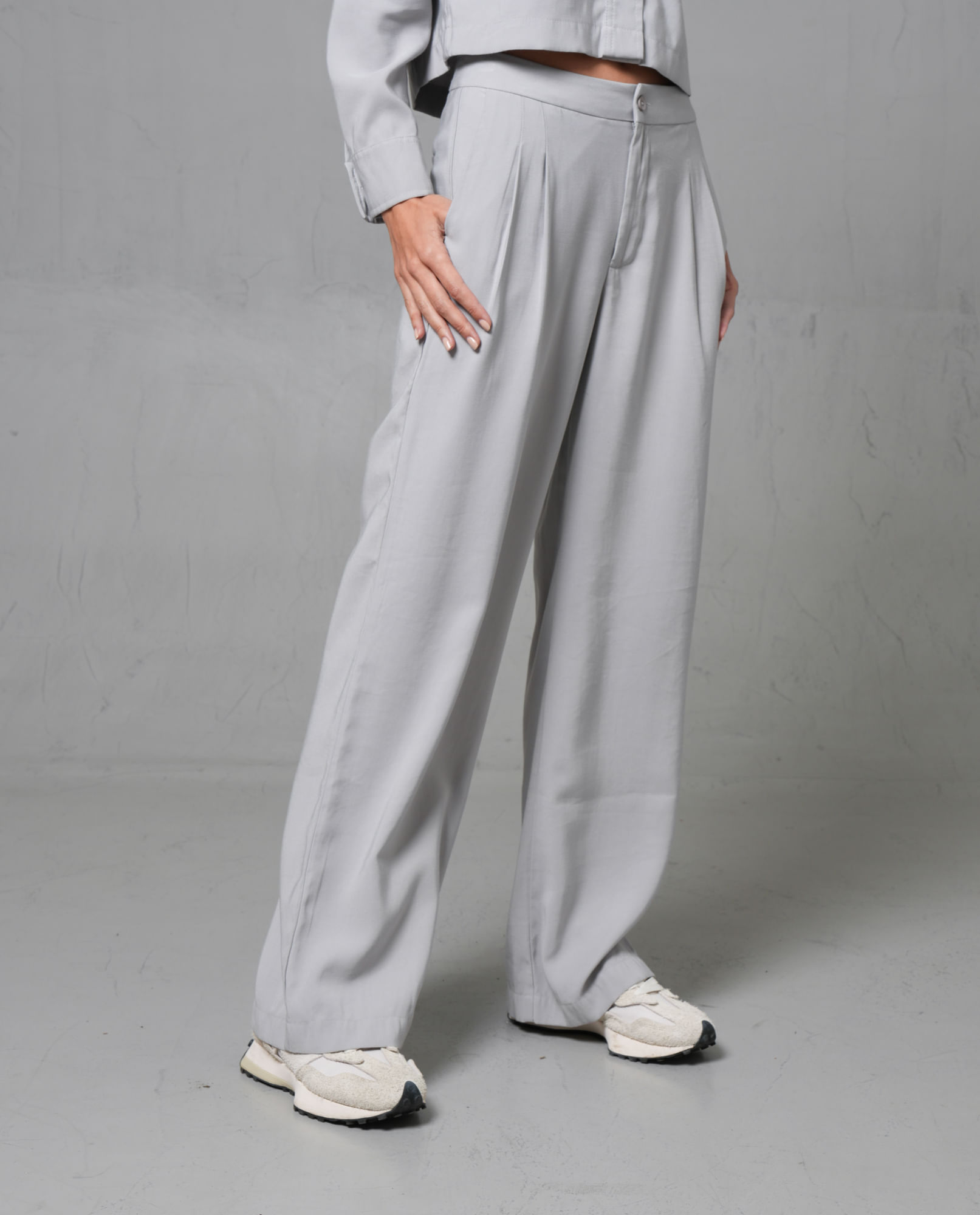 Pantalón con pinzas en delantero de bota recta para mujer