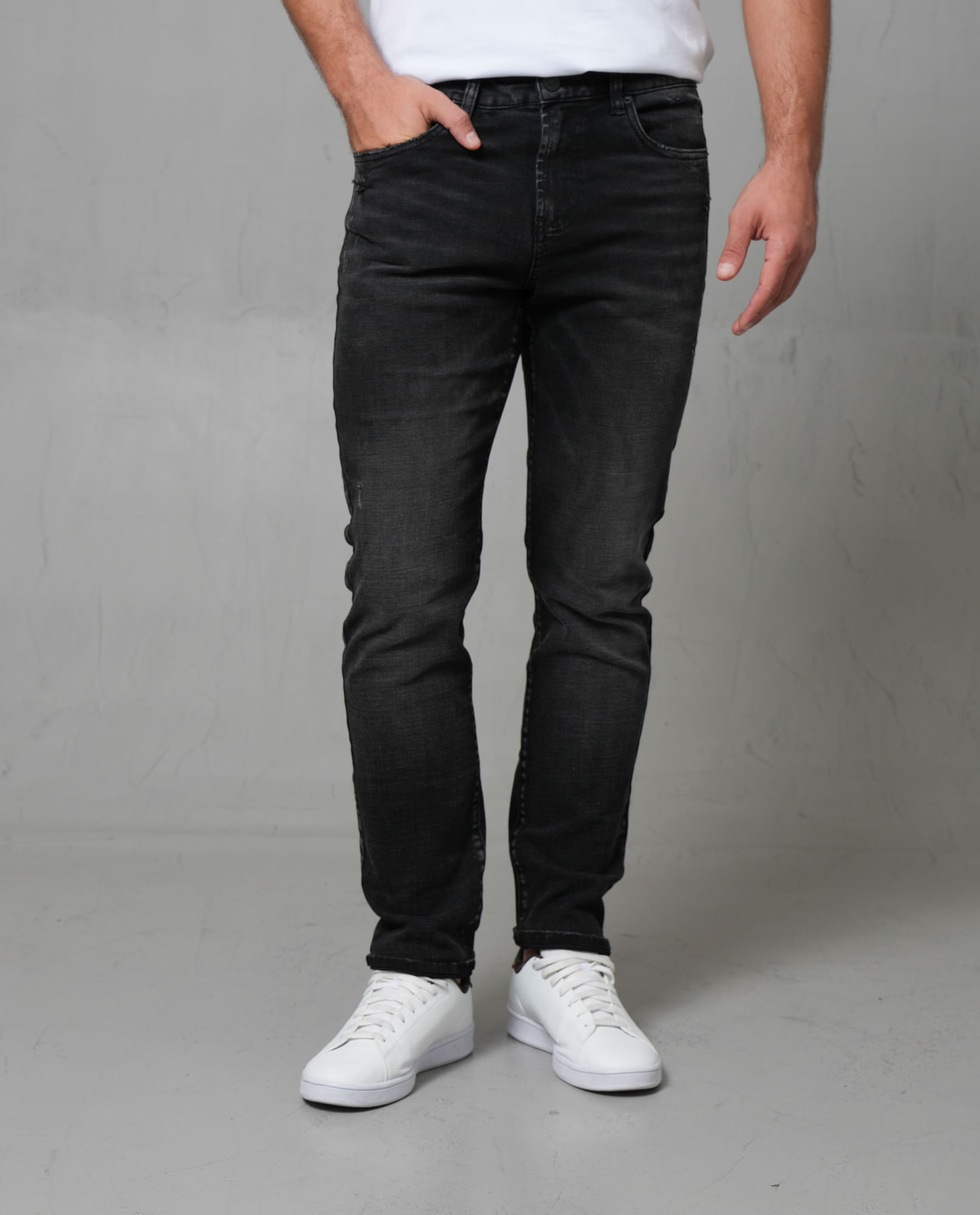 Jean Straight en black denim para hombre