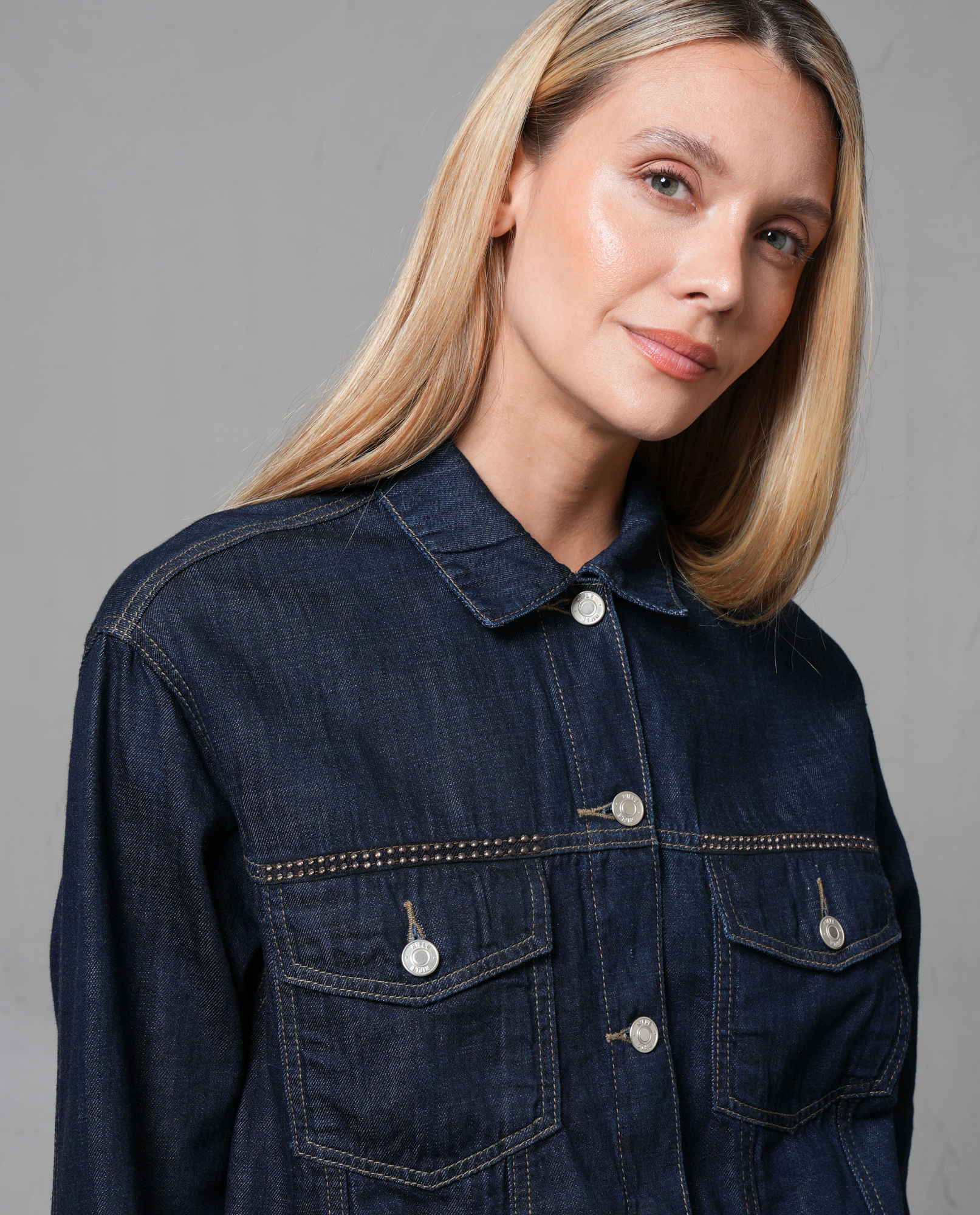 Chaqueta Trucker tono raw con apliques para mujer