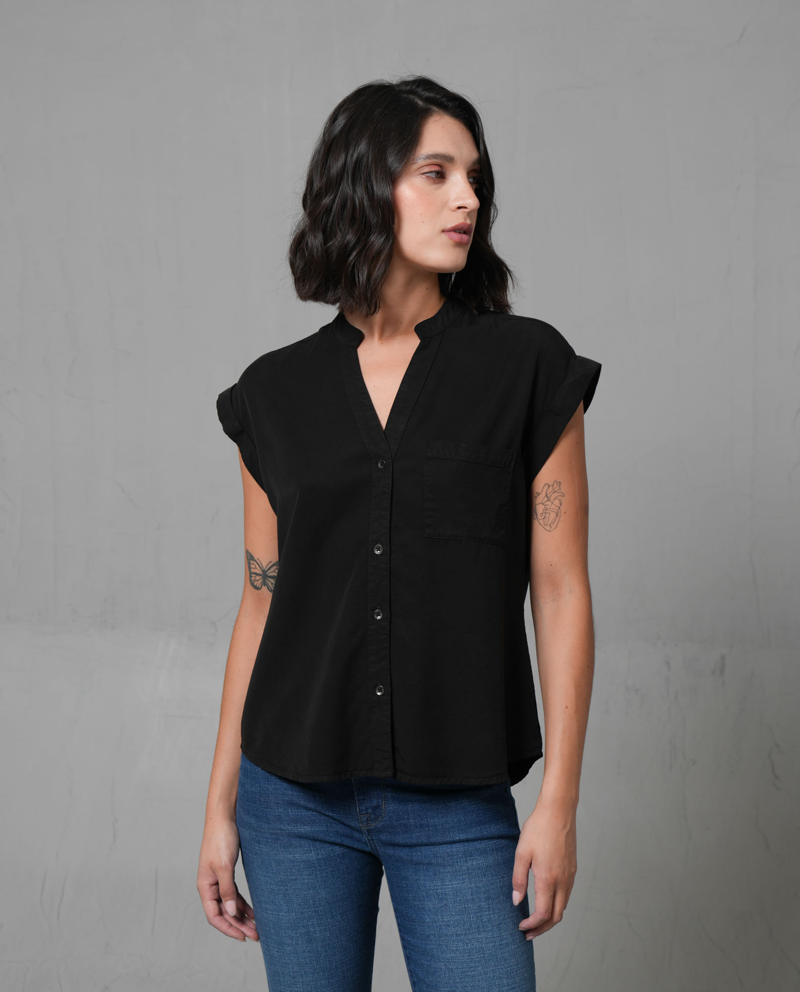 Camisa de manga rodada con escote en V para mujer