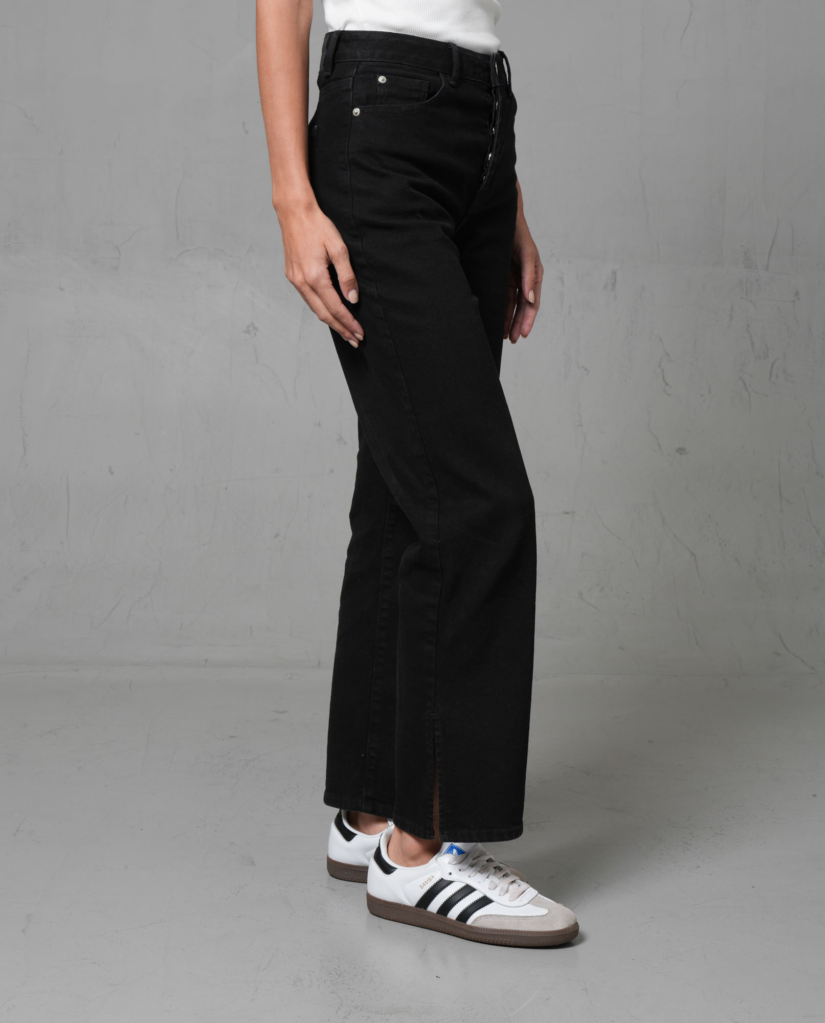 Jean Straight en black denim para mujer