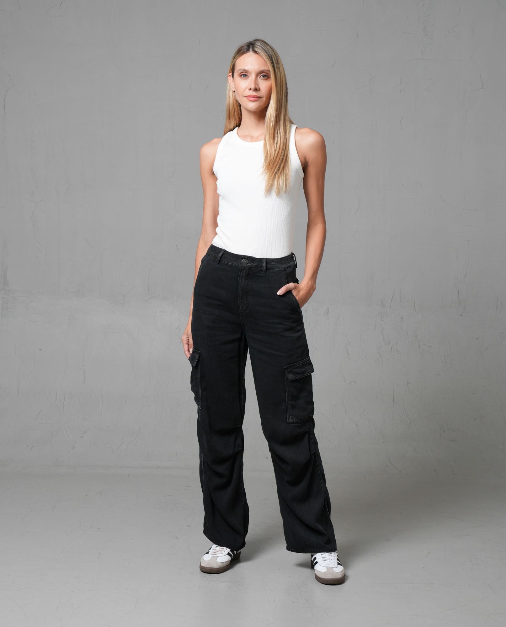 Jean Cargo en black denim para mujer