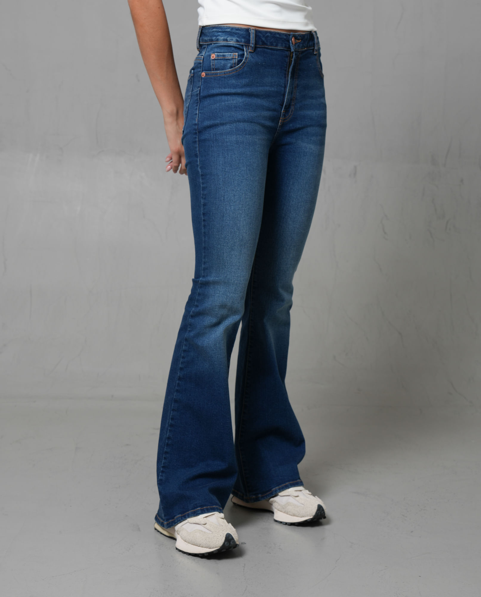 Jean Flare tono oscuro para mujer