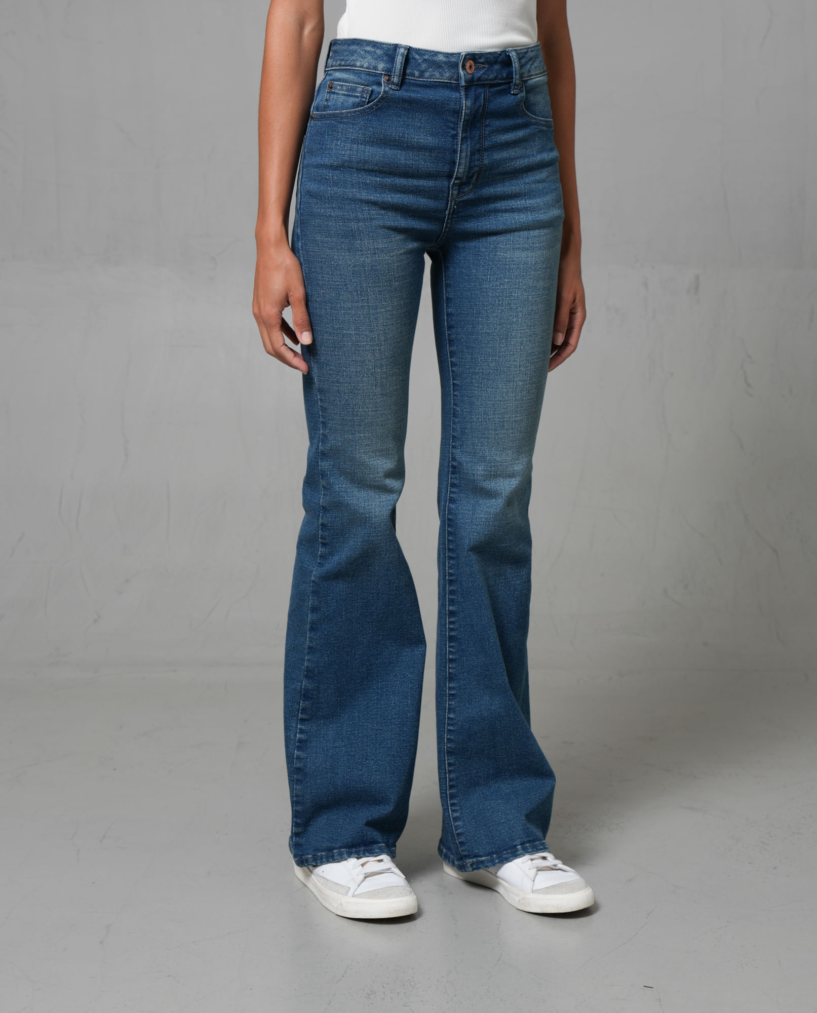 Jean Flare tono medio con iluminaciones para mujer