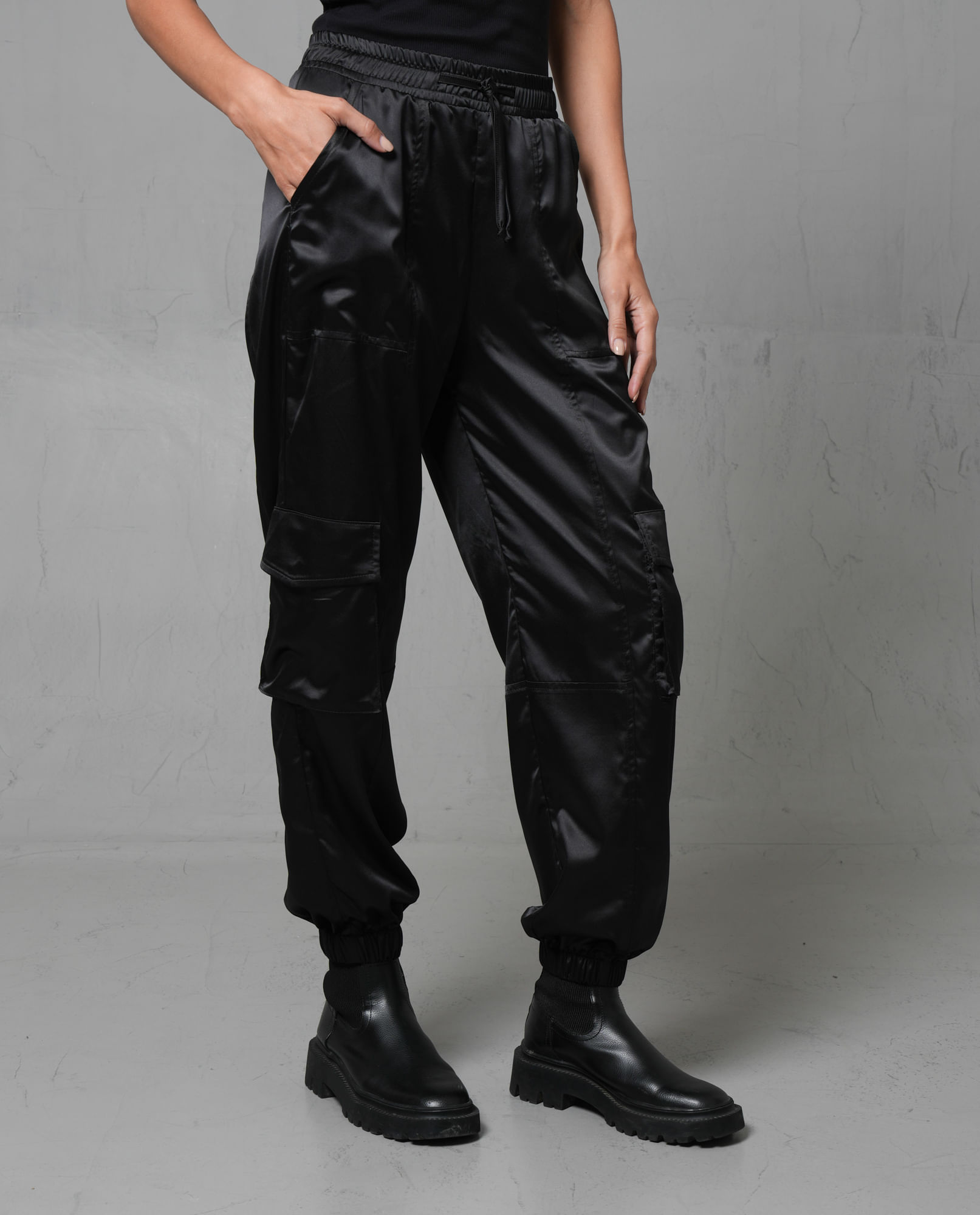 Pantalón Cargo con acabado satinado para mujer