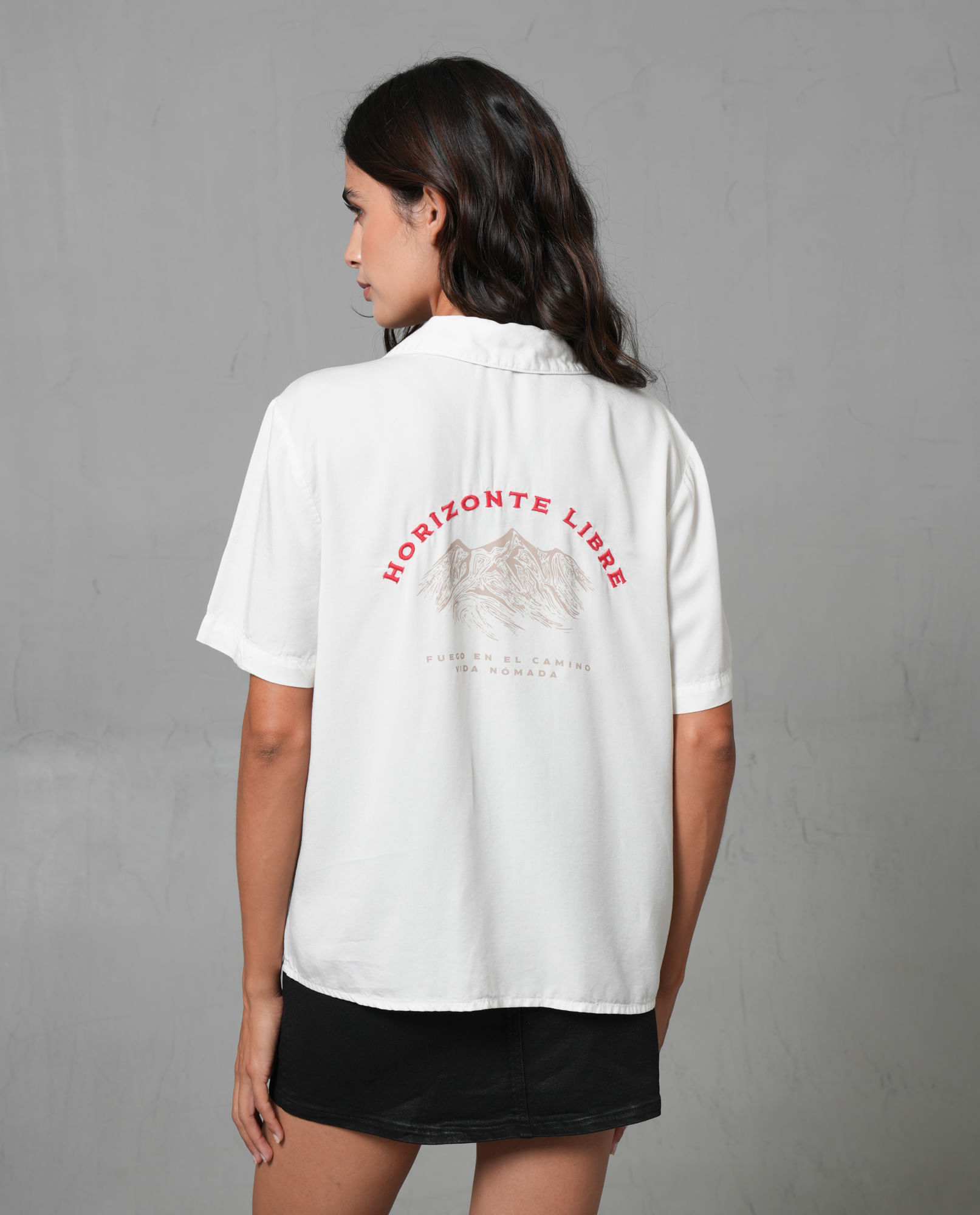 Camisa tipo resort con estampado y bordado para mujer