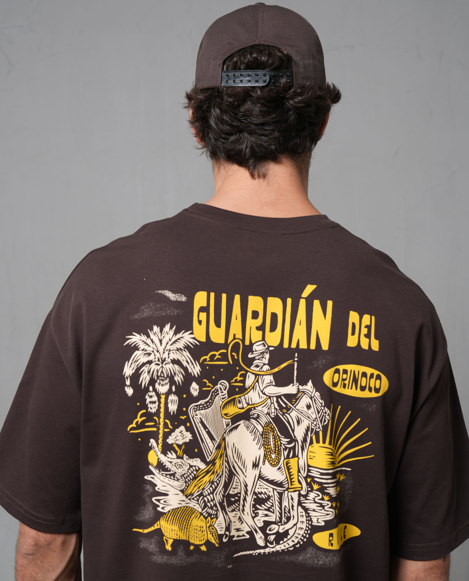 Camiseta estampada en espalda para hombre