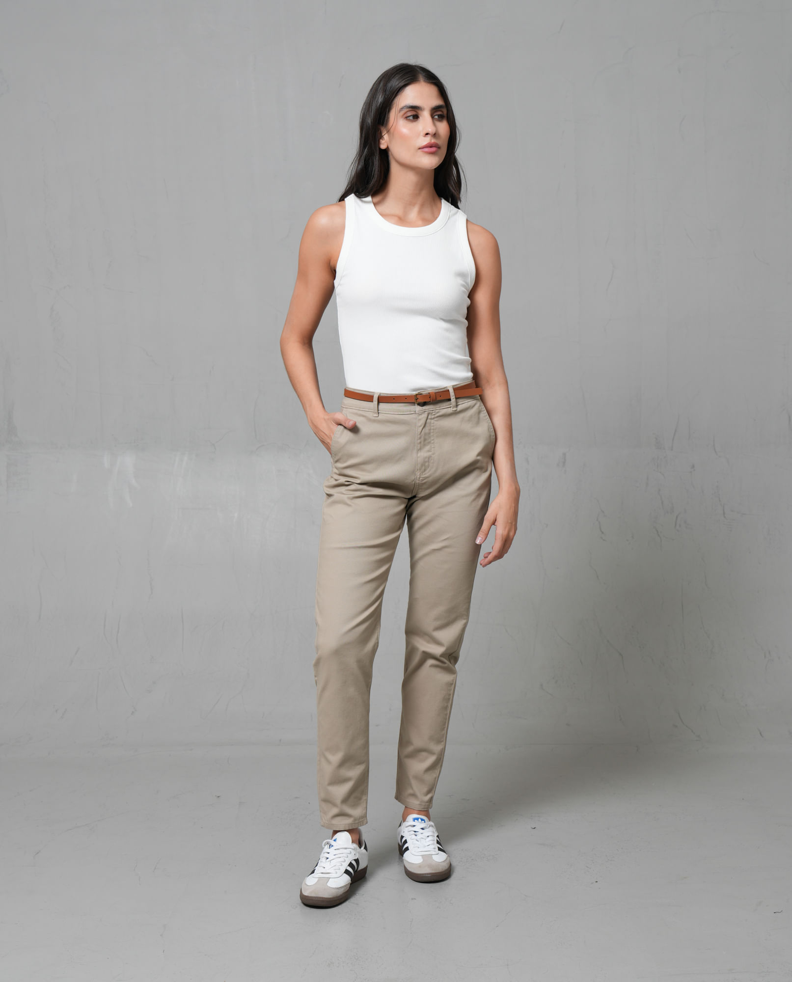 Pantalón chino con correa para mujer
