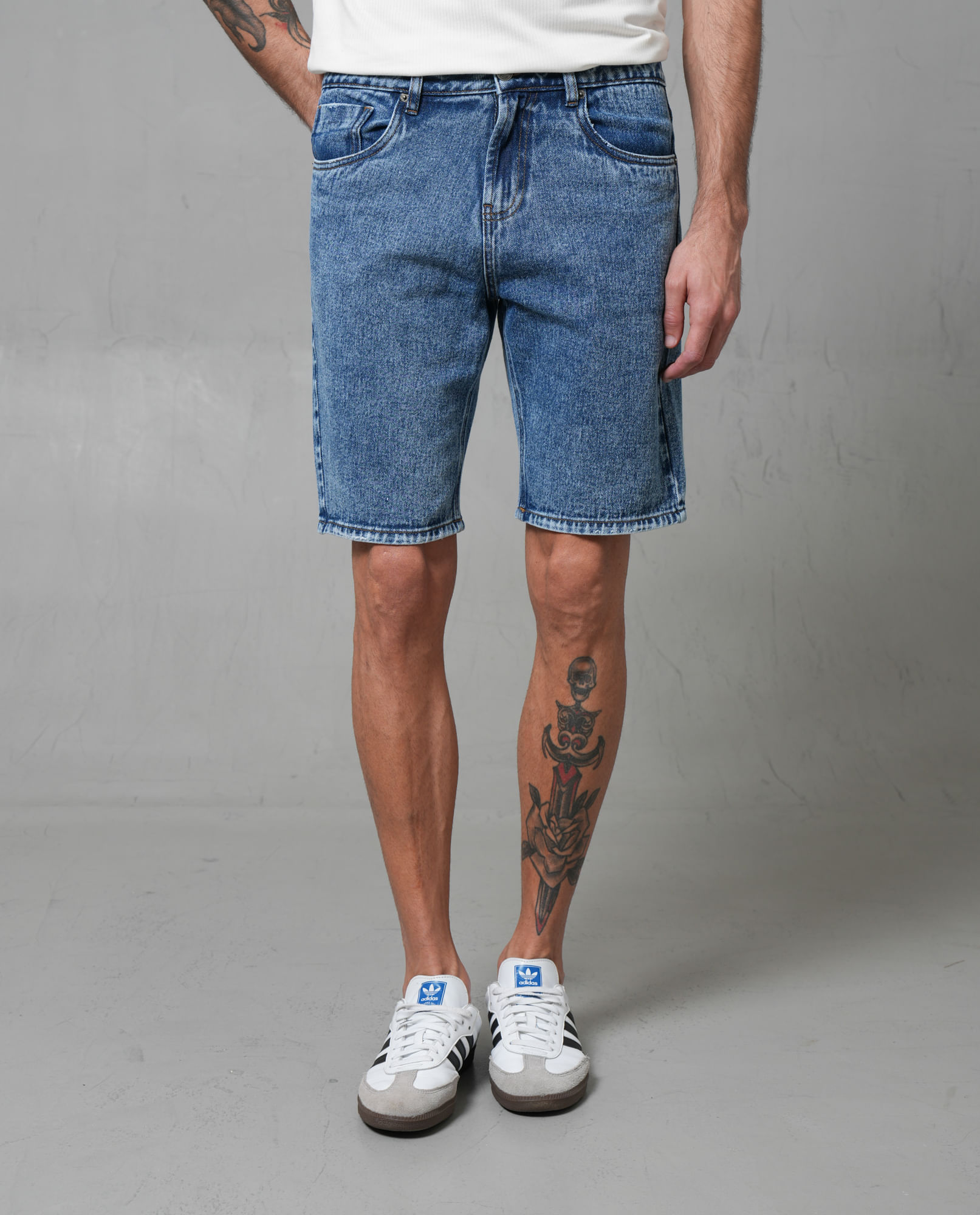 Bermuda en denim tono medio para hombre