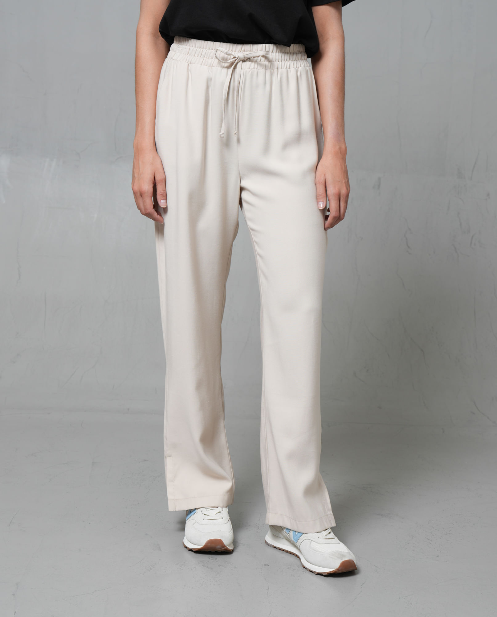 Pantalón con cintura elástica y abertura en bota para mujer