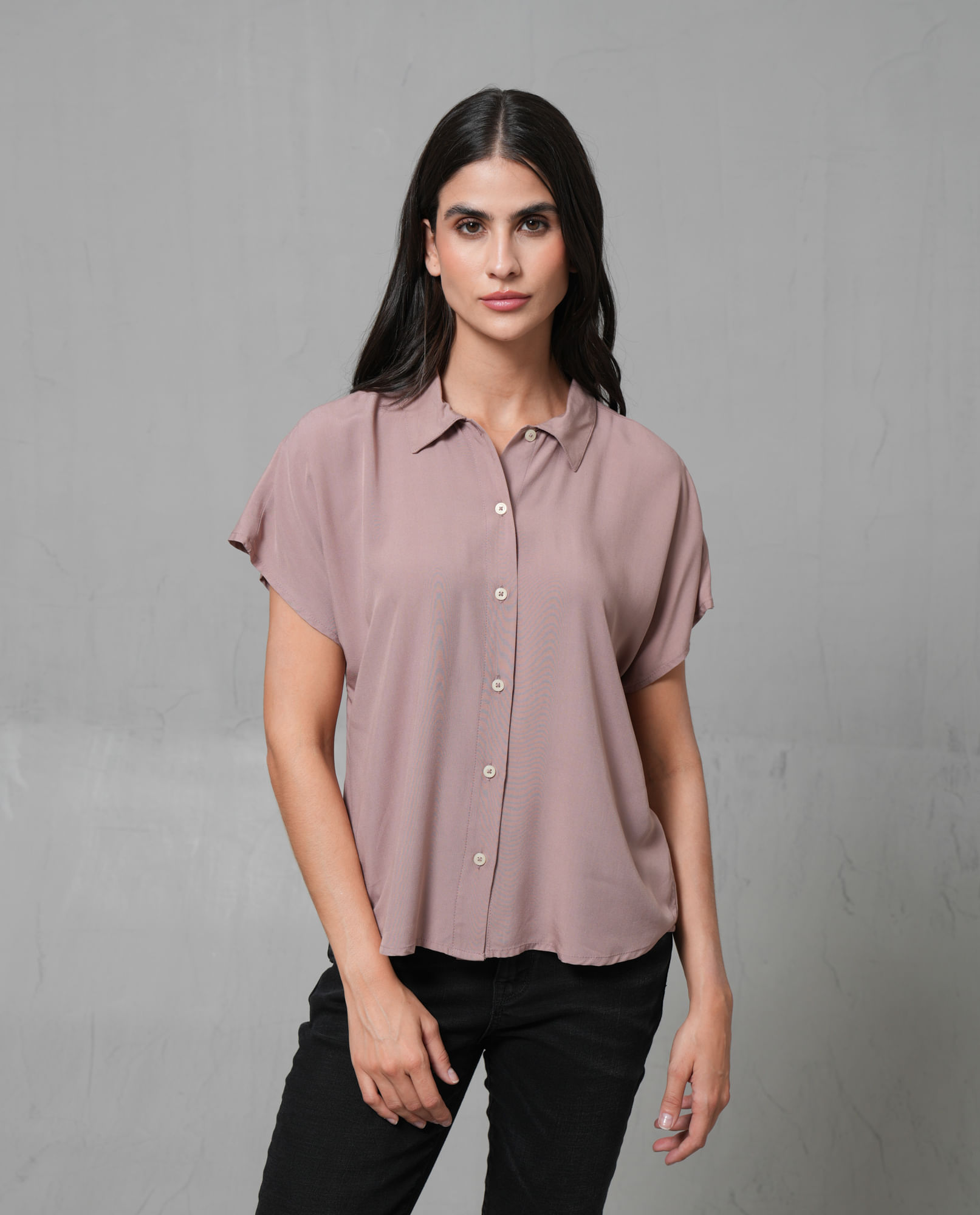 Camisa de manga rodada liviana para mujer