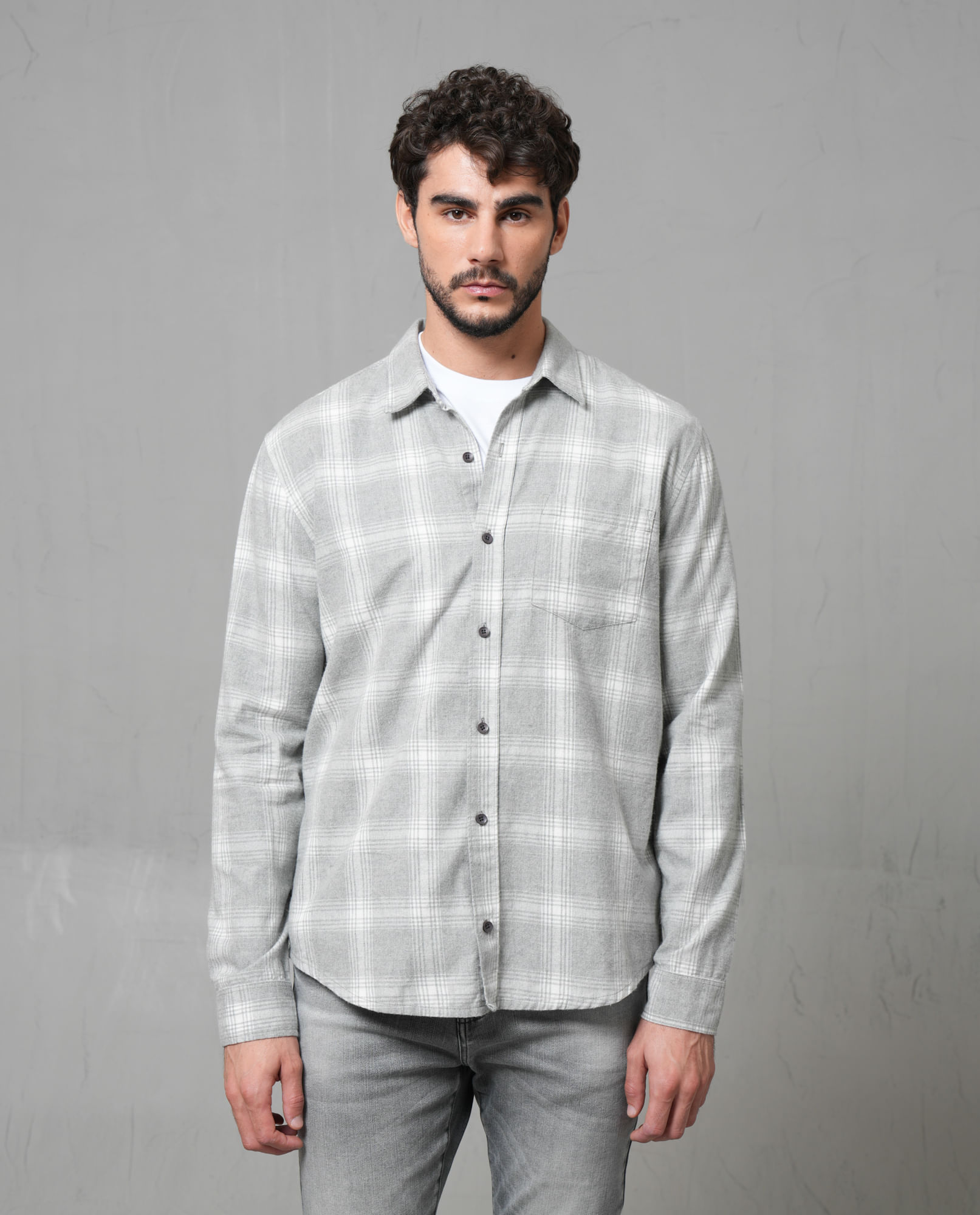 Camisa con diseño a cuadros para hombre