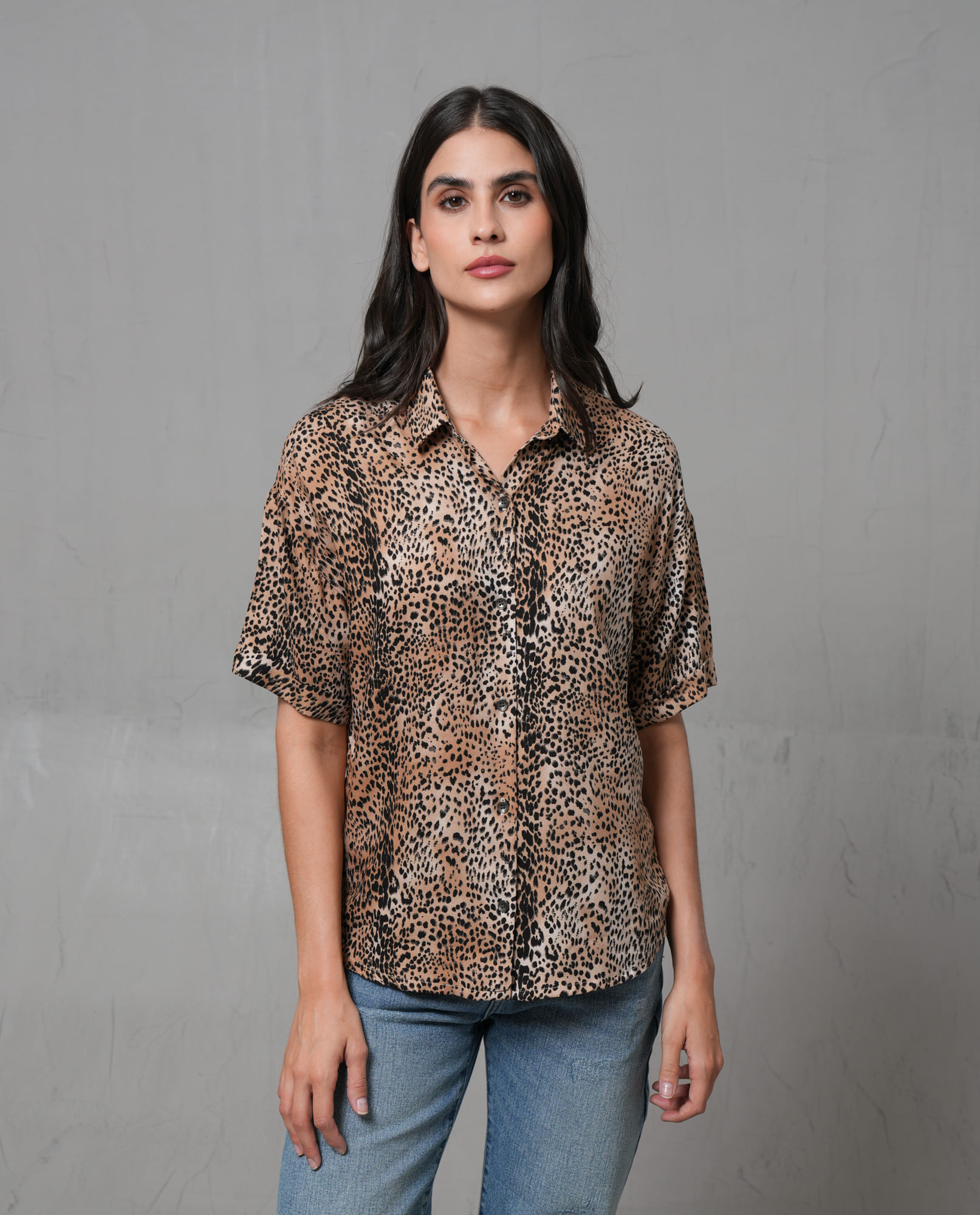 Camisa cuello camisero animal print para mujer